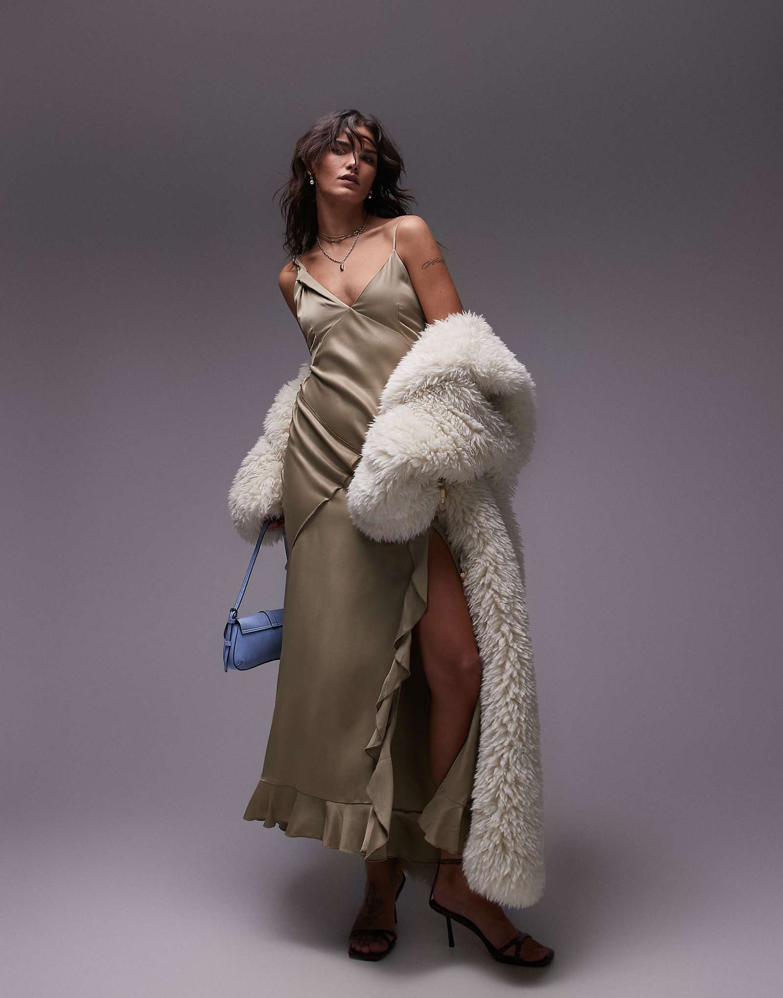 Миди-комбинация с открытыми плечами Topshop twist из мягкого золотистого атласа 6690₽