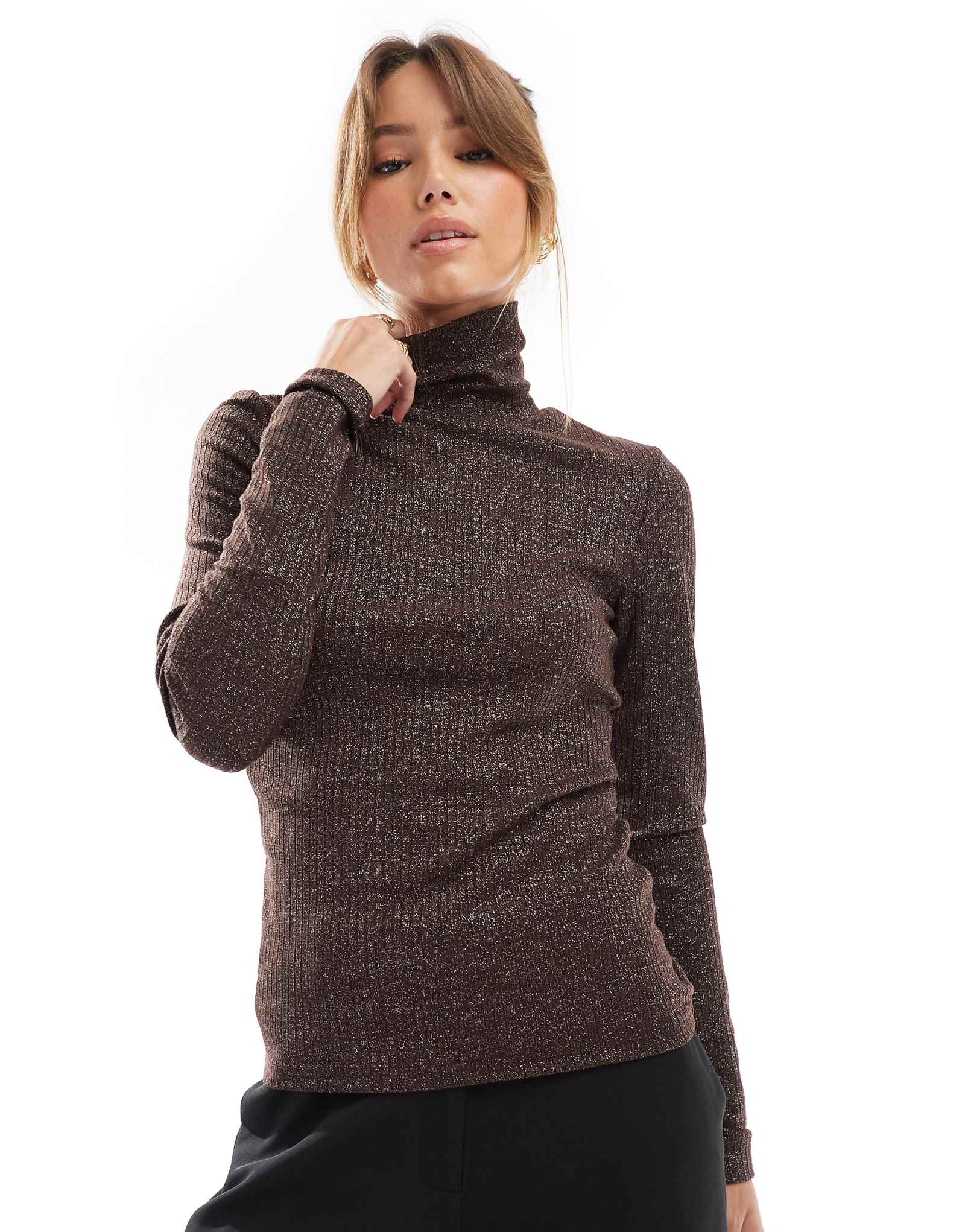 ТОЛЬКО шоколадно-коричневый топ с люрексом и высоким воротом 3490₽