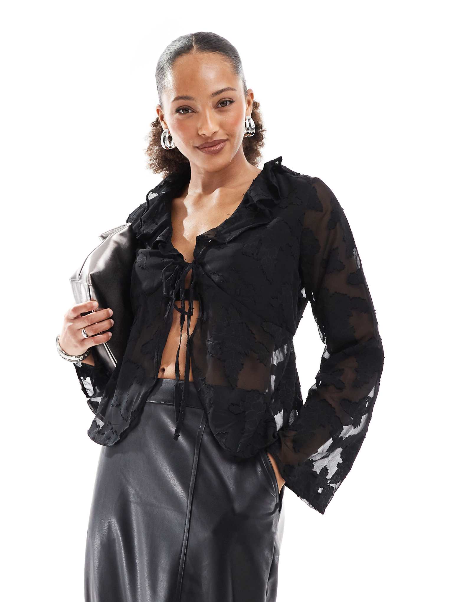 Прозрачный топ на завязках только спереди с вышивкой черного цвета 7790₽