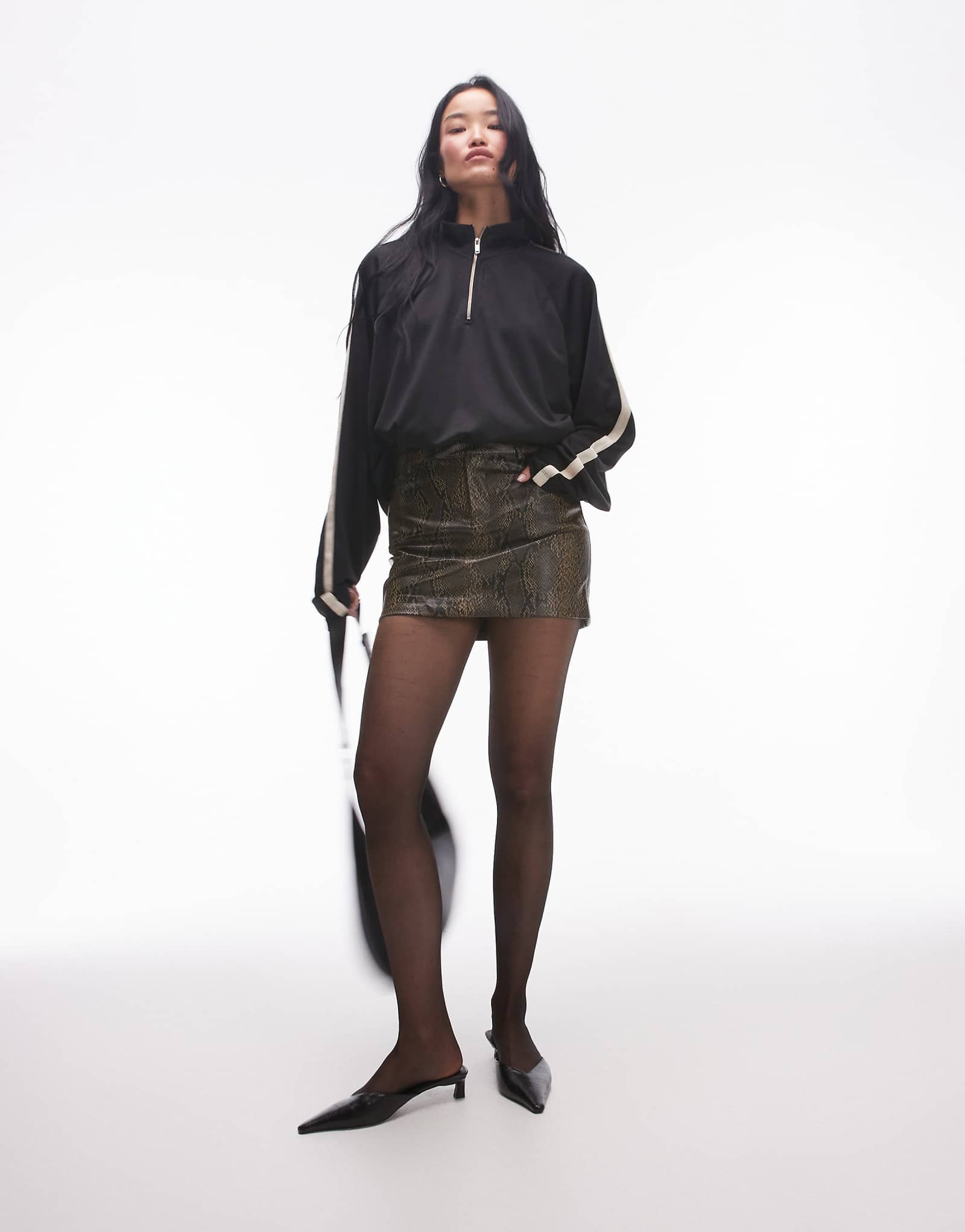 Коричневая мини-юбка со змеиным принтом из кожи Mango leather look 2490₽