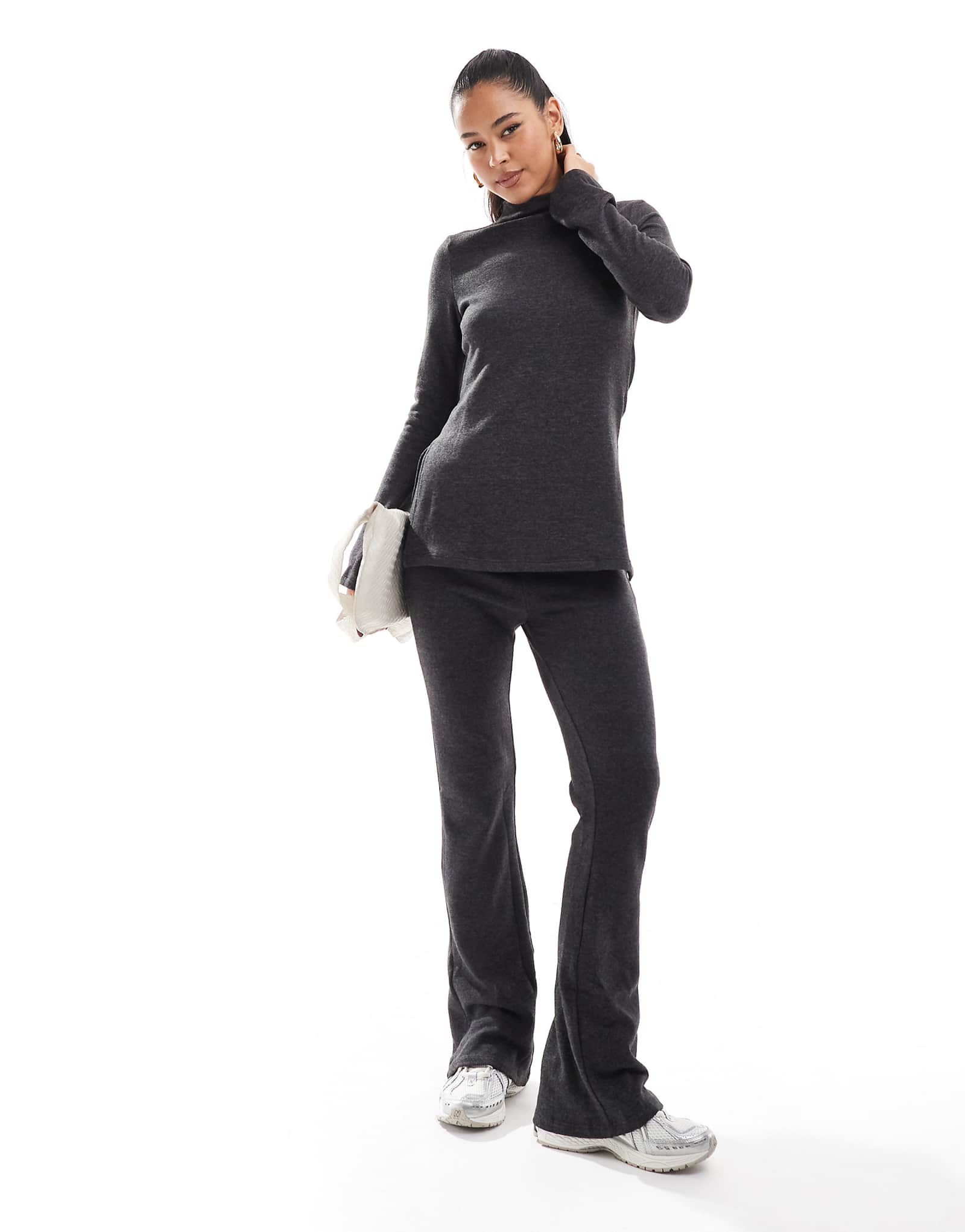 Супермягкие расклешенные брюки Vero Moda черного цвета в мелкую полоску 4290₽