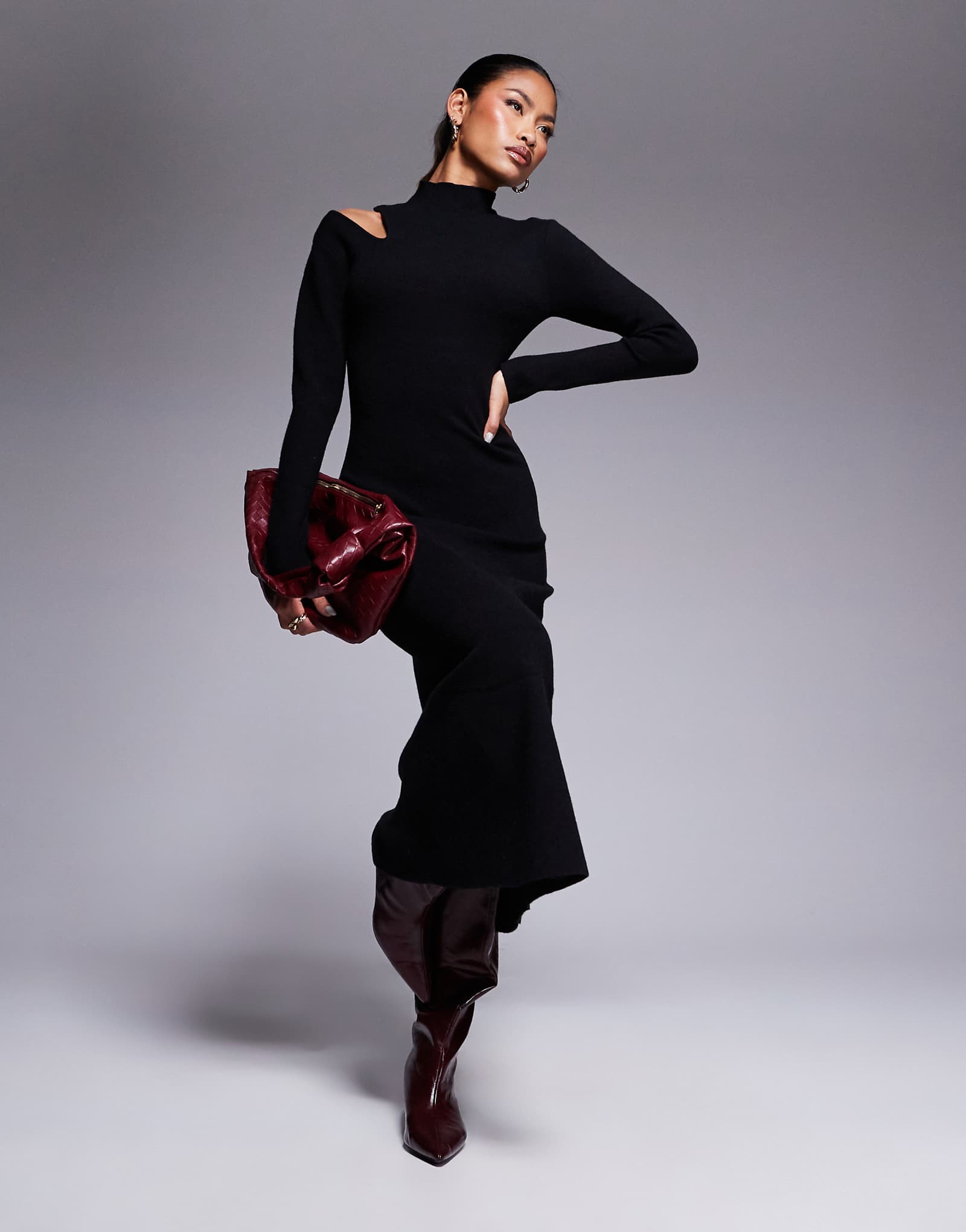 Трикотажное миди-платье River Island черного цвета с вырезом на плече 14390₽