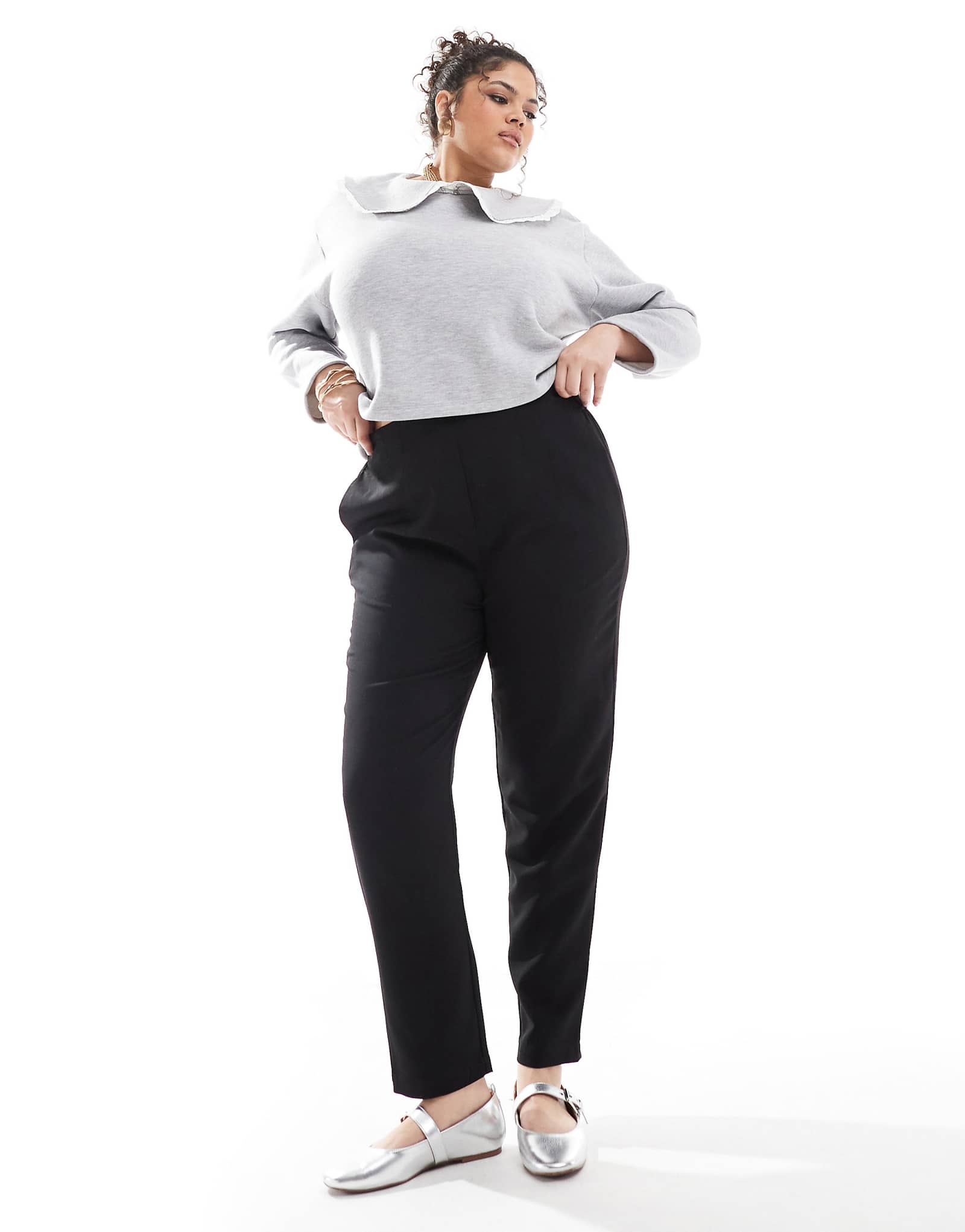 Зауженные брюки с вытачками на талии в черном цвете 6790₽