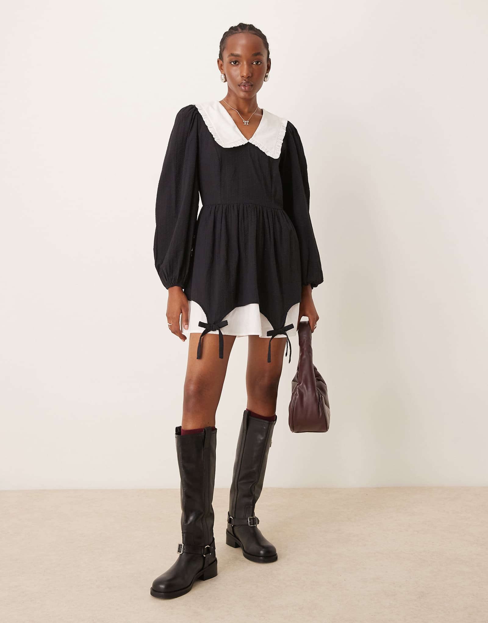 Черно-белое мини-платье с накладным галстуком в виде неоновой розы 16490₽