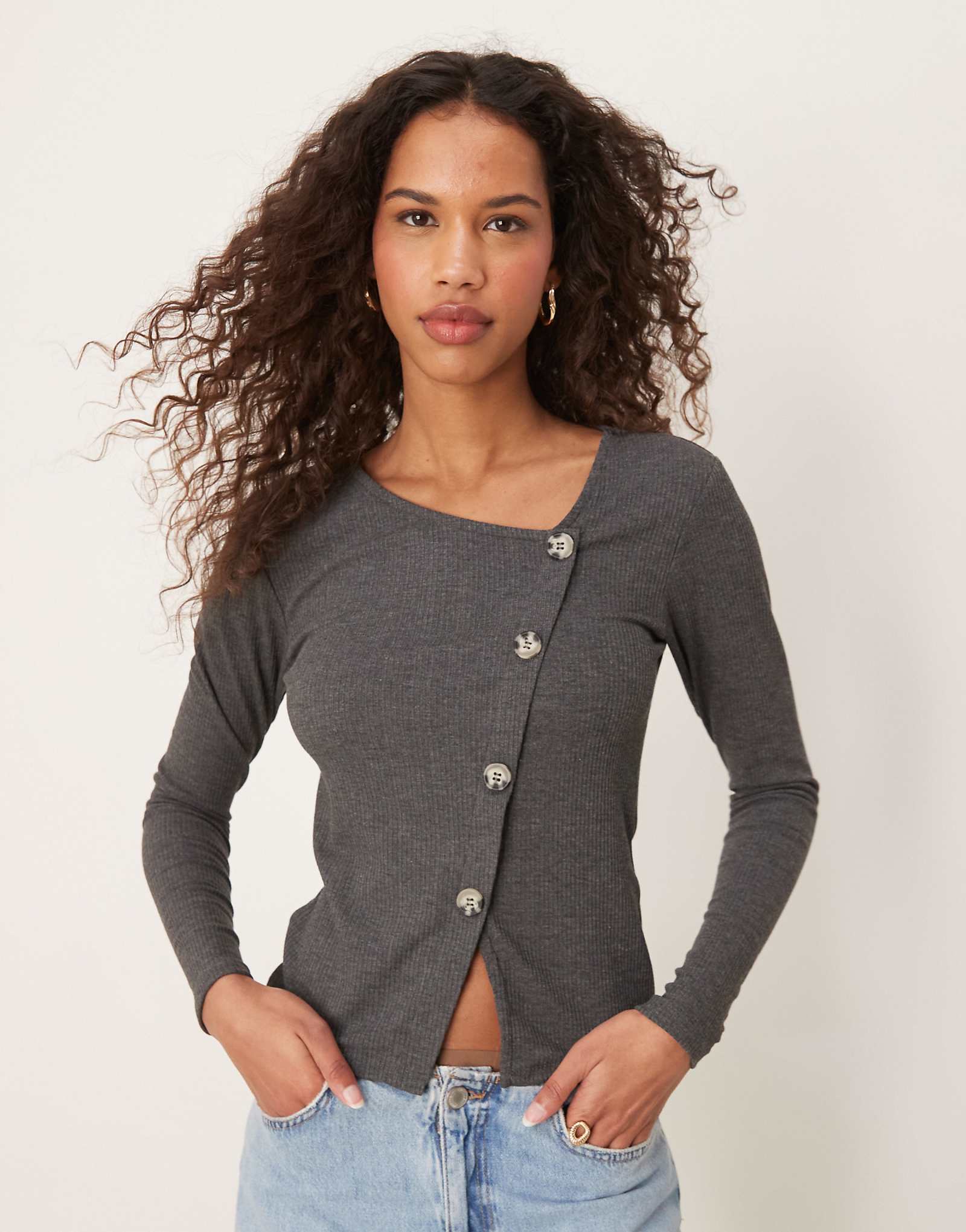 Асимметричный топ JDY с пуговицами в рубчик темно-серого цвета 9190₽