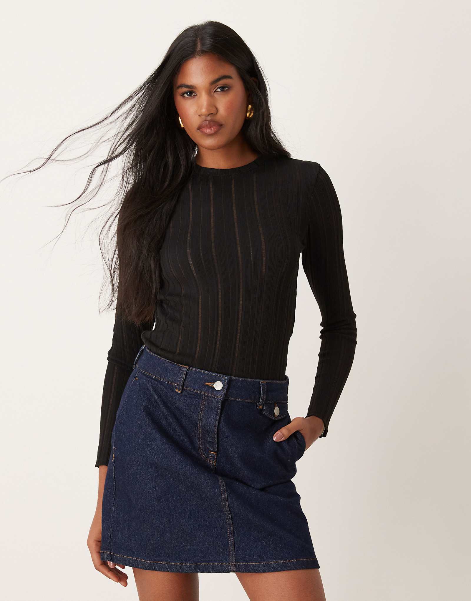 Черная футболка с длинным рукавом из сетчатого трикотажа в рубчик Mango черного цвета 7690₽