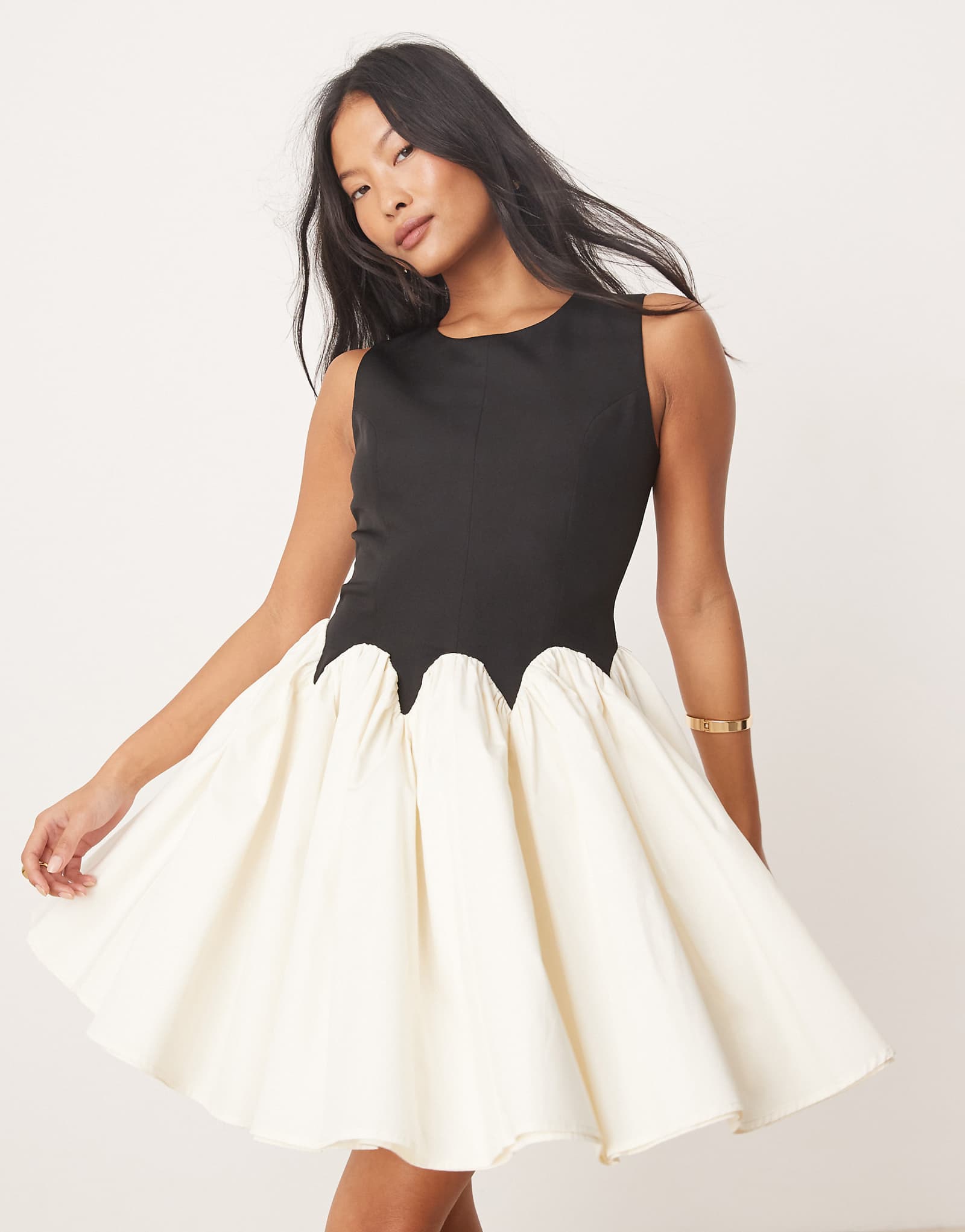 Мини-платье Never Fully Dressed Petite с контрастным подолом в однотонном цвете 36590₽