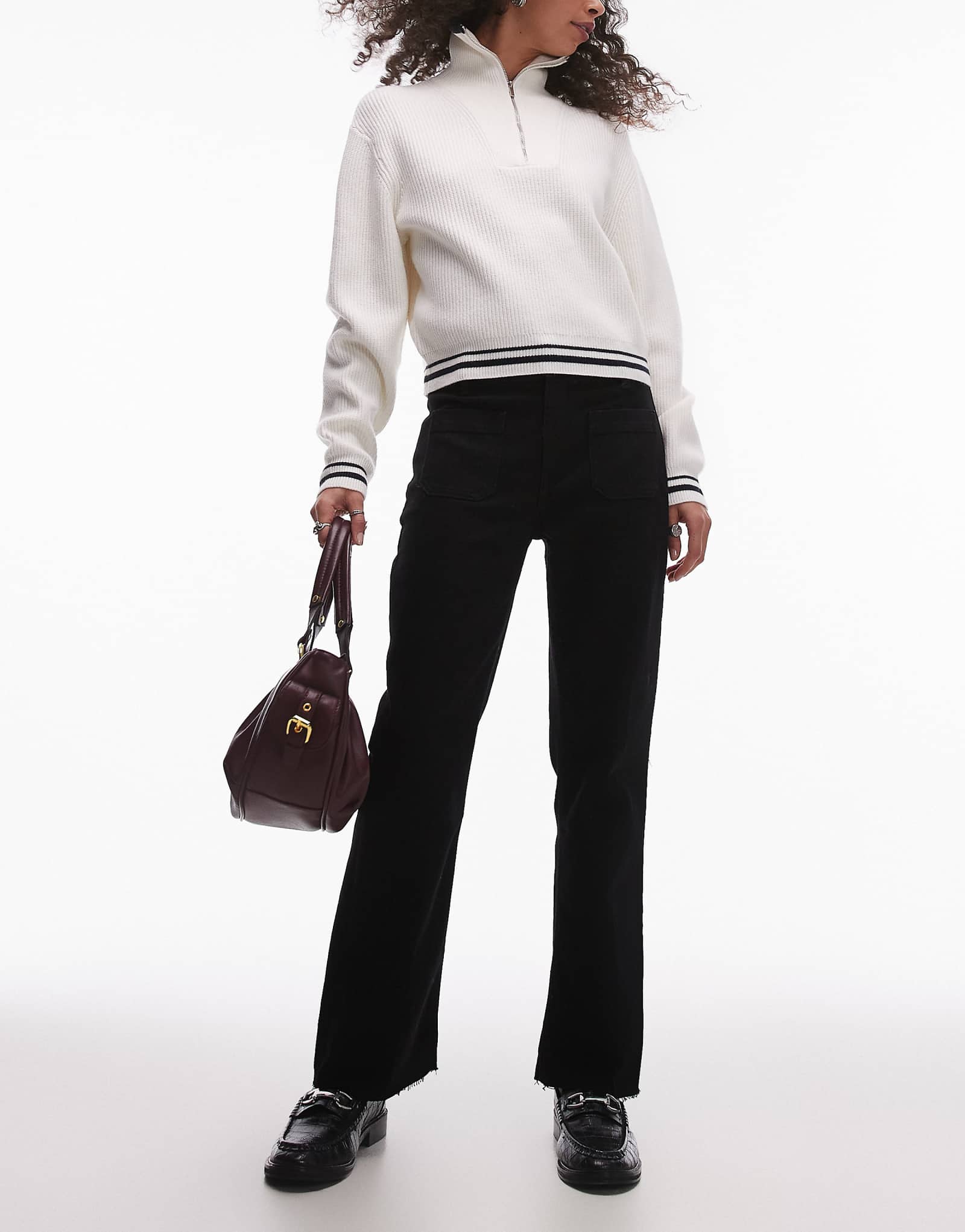 Джинсы Mango с расклешенными передними карманами черного цвета 8090₽