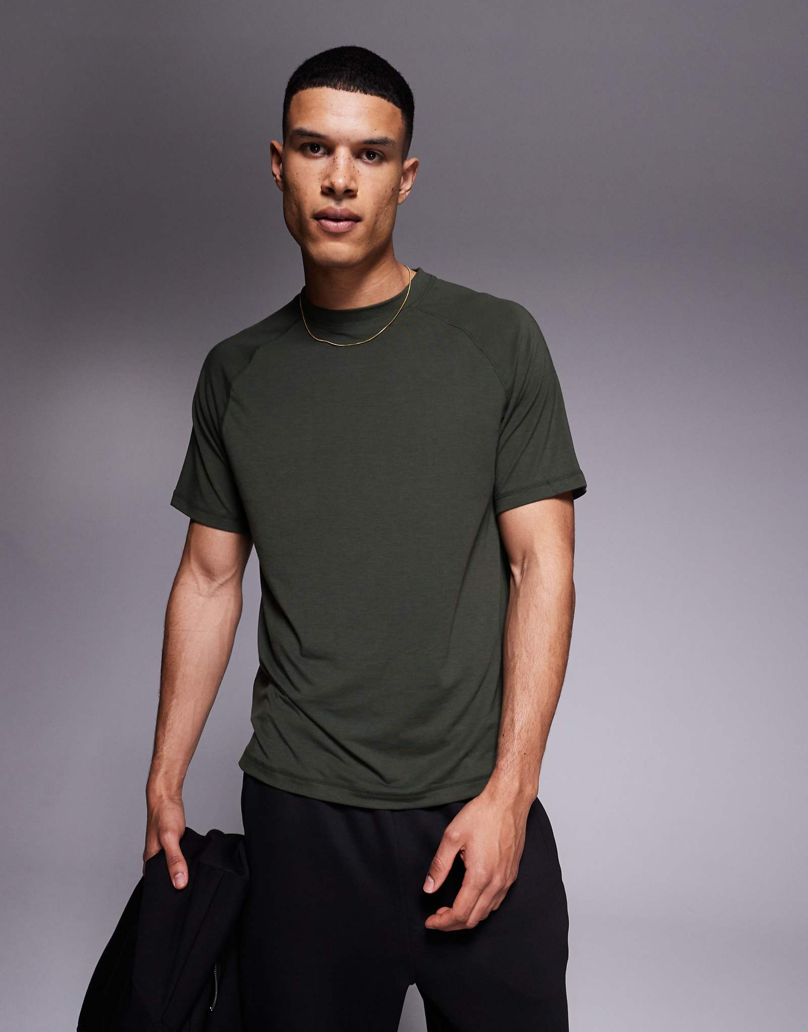 Объемная тренировочная футболка ASOS 4505 Icon performance jersey цвета хаки 4090₽