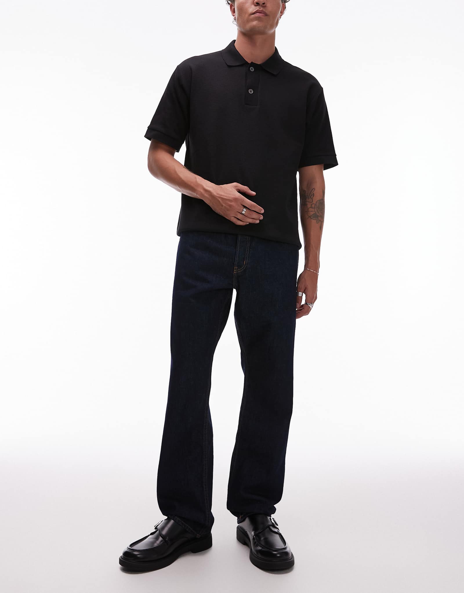 Свободные джинсы ARKET Ocean с прямыми штанинами темно-синего цвета 25890₽