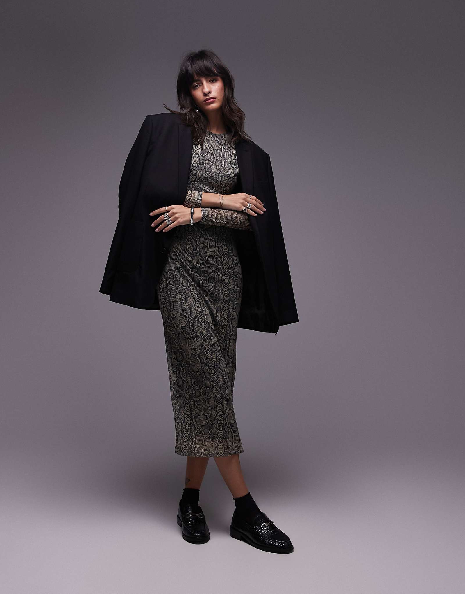 Миди-платье из сетки Mango с рюшами по бокам и змеиным принтом серого цвета 5090₽