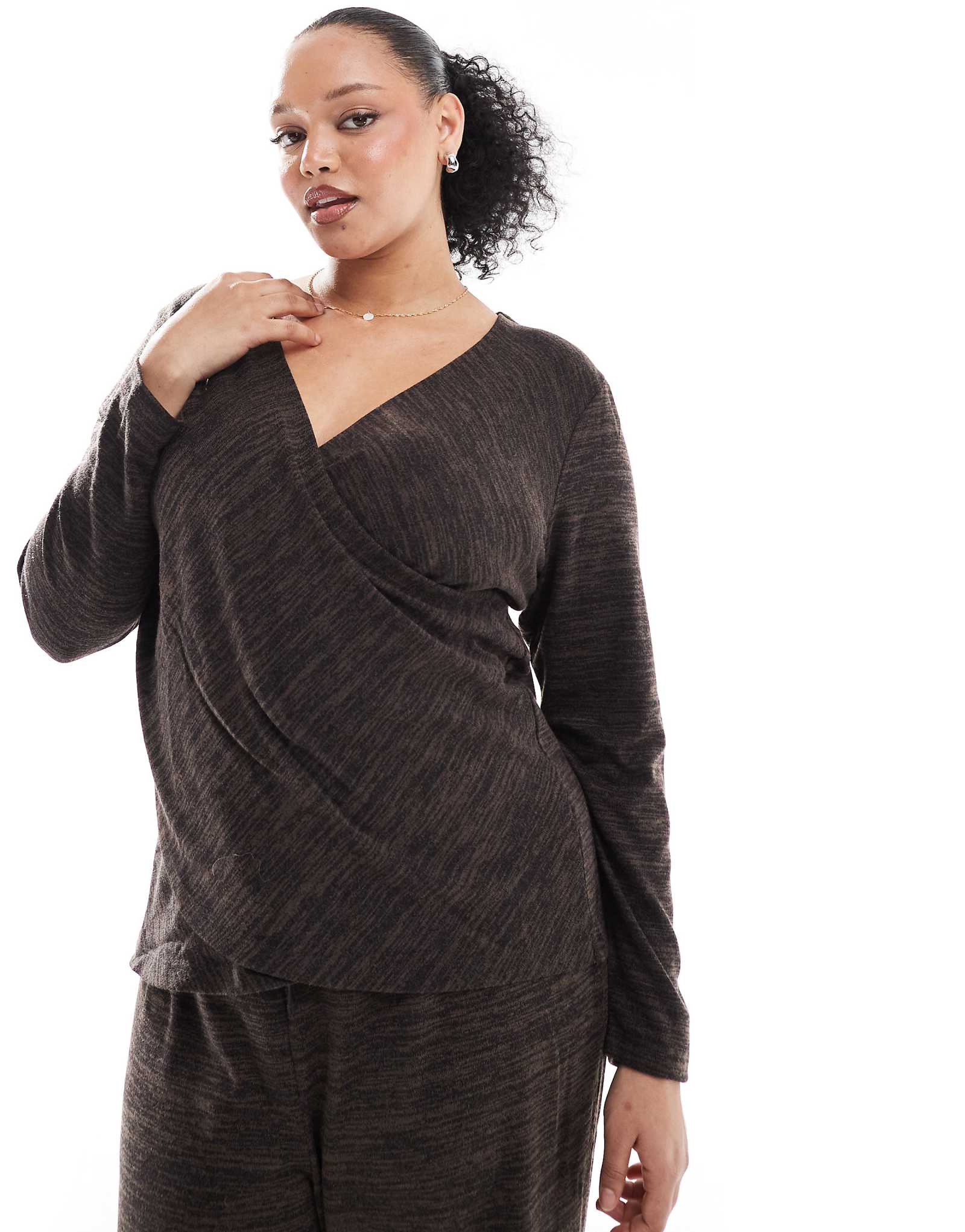 Трикотажный топ Vero Moda Curve cross спереди шоколадного меланжа - часть комплекта 2290₽