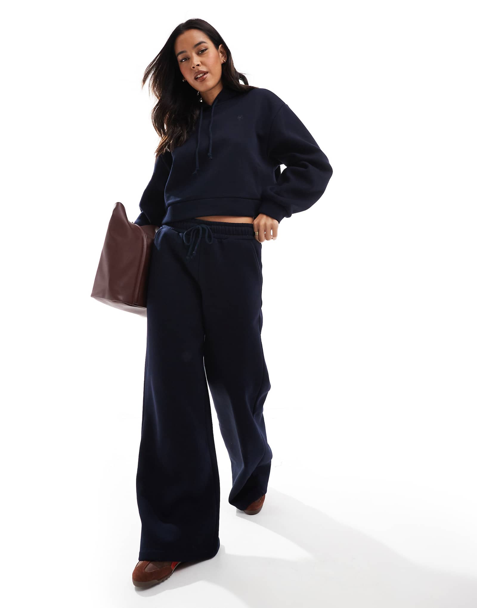 Широкие спортивные брюки Мисс Селфридж на толстой флисовой подкладке цвета индиго 9190₽