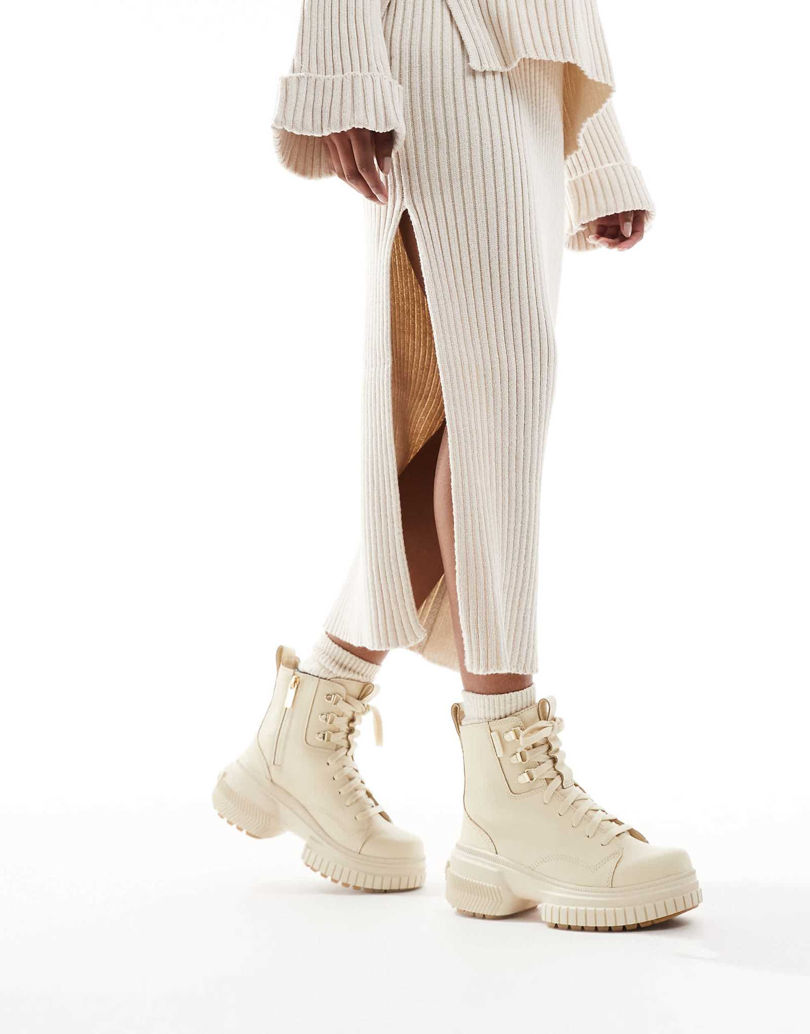 Водонепроницаемые кожаные ботинки на шнуровке Sorel ONA AVE WP цвета меда и морской соли 25990₽