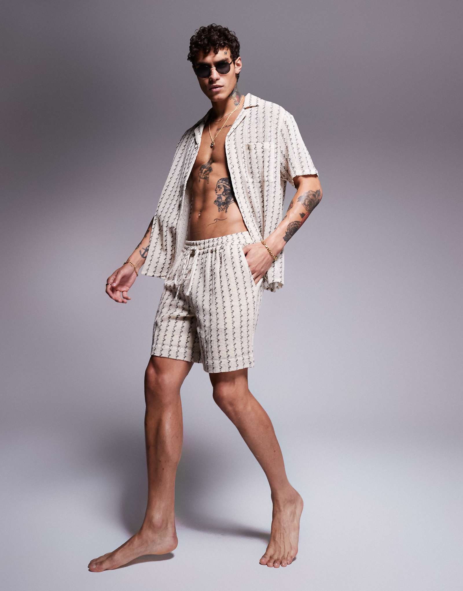 Шорты из текстурированного трикотажа в черно-белую полоску на Южном пляже 8890₽