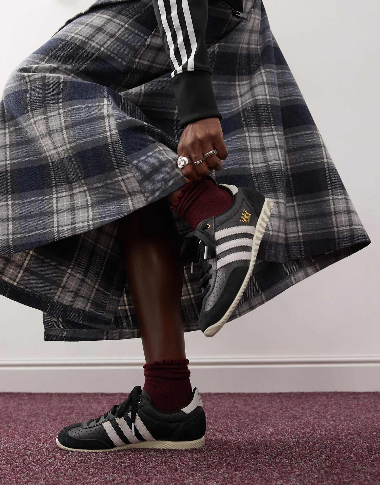 низкие кроссовки adidas Originals Japan в черно-белом цвете 24490₽