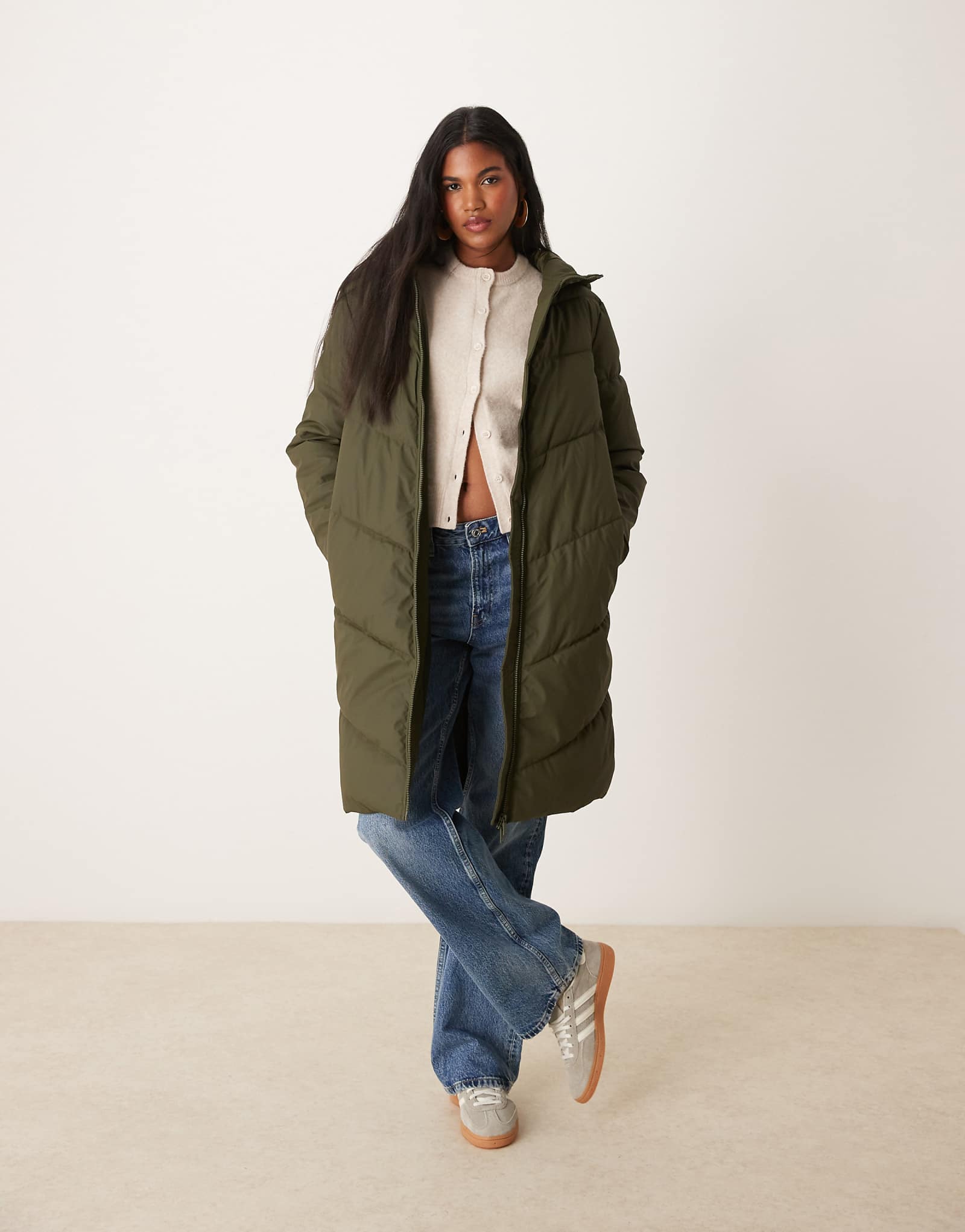 Удлиненное водоотталкивающее пальто на подкладке JDY темно-зеленого цвета 27590₽