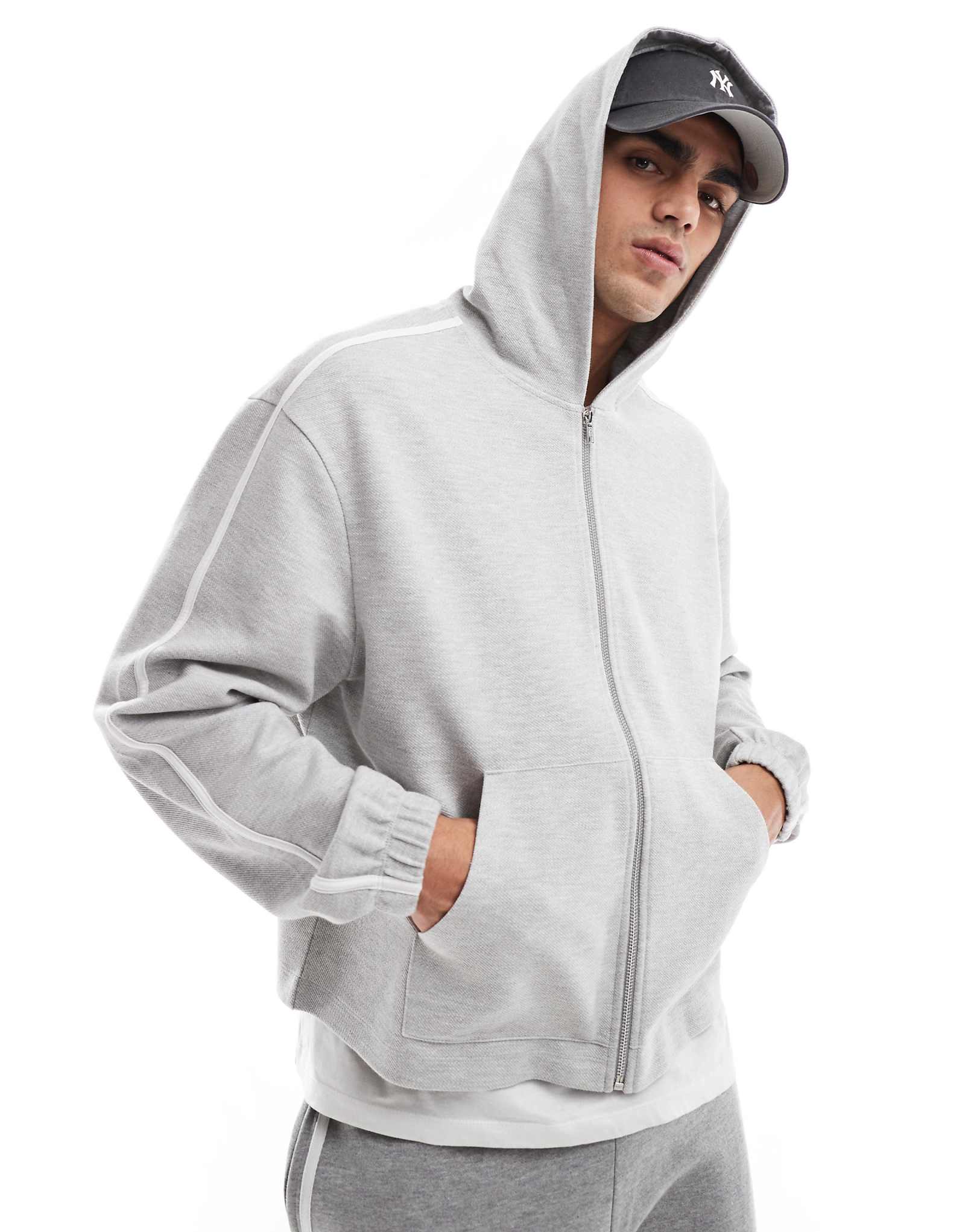 Объемная толстовка ASOS DESIGN с капюшоном на молнии светло-серого цвета 4590₽