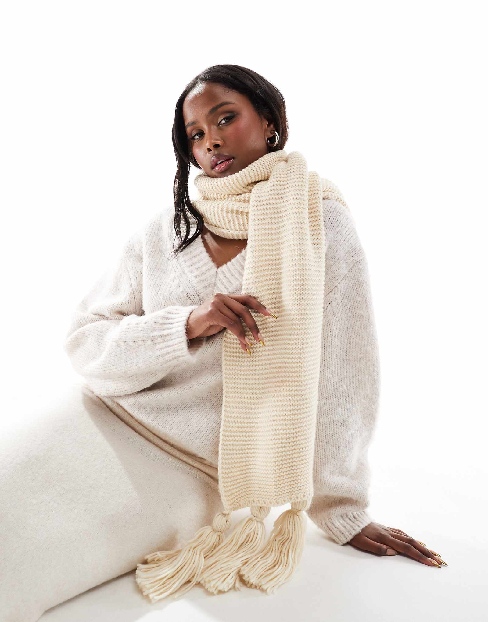 Бежевый шарф с кисточками French Connection 2990₽