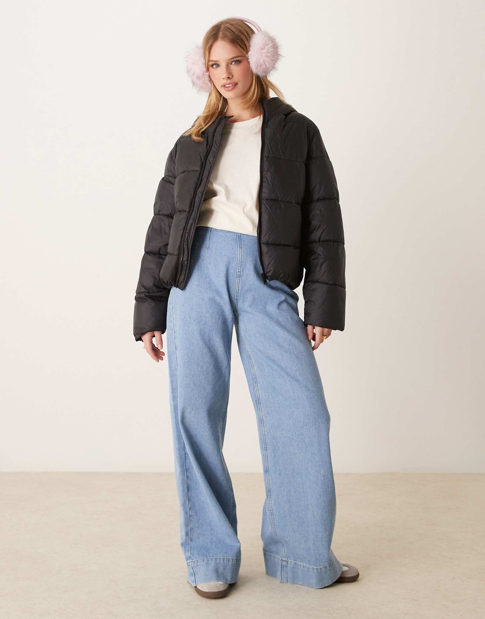 Трикотажный пуховик GINA с капюшоном черного цвета 13990₽