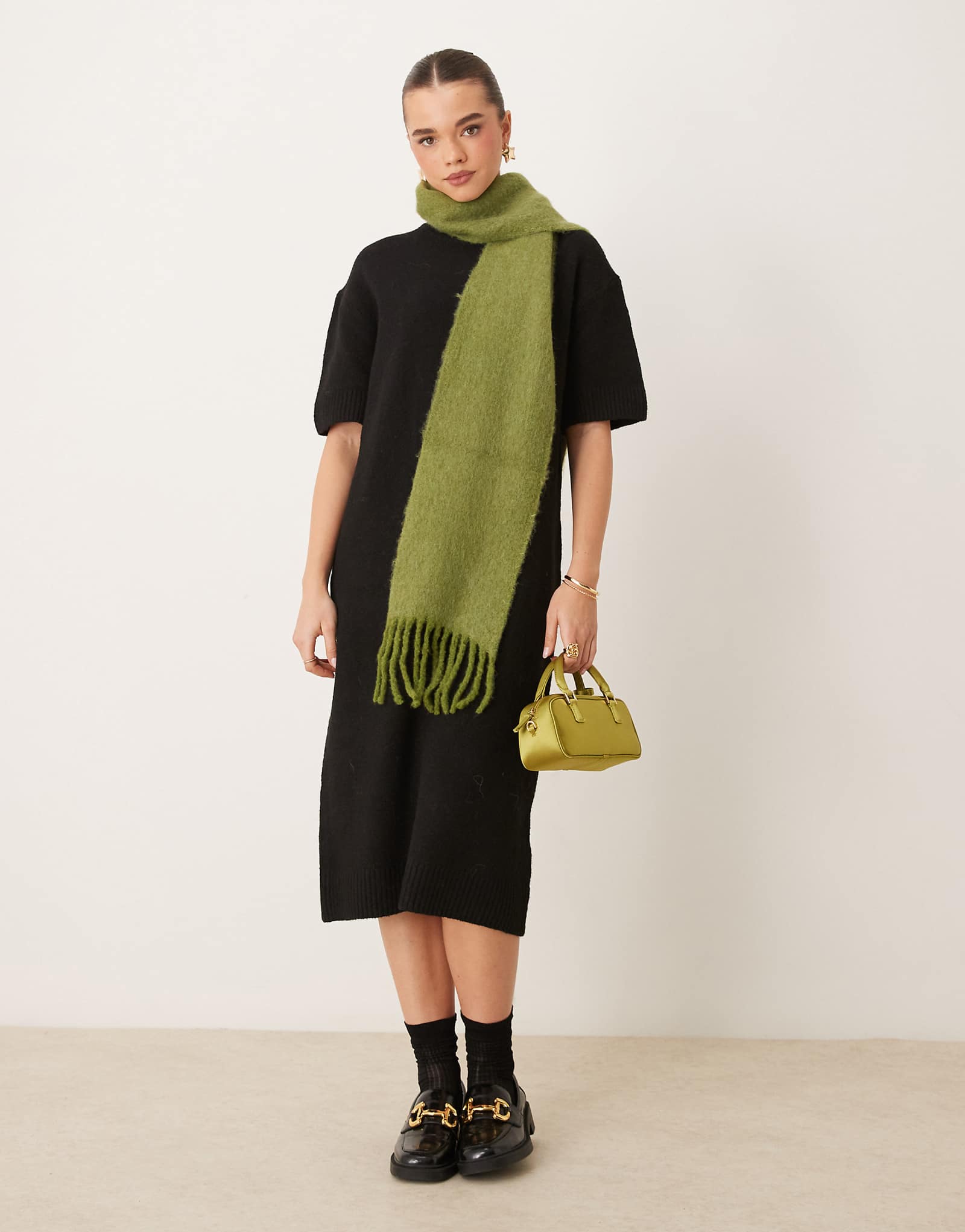 Трикотажное платье-футболка midaxi от Gina Tricot черного цвета 6890₽