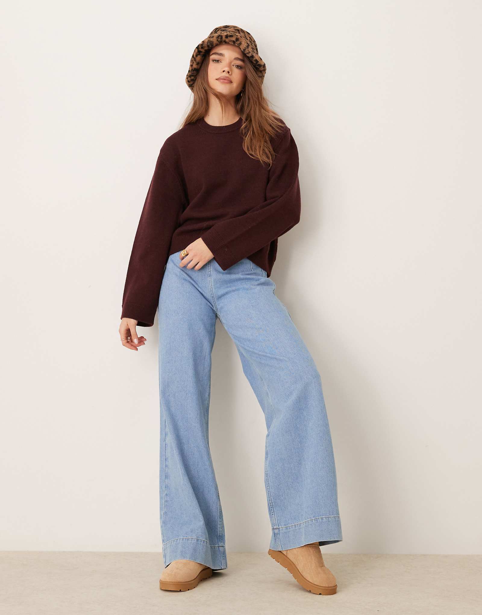 Вязаный свитер GINA TRICOT с круглым вырезом и широкими рукавами темно-бордового цвета 12890₽