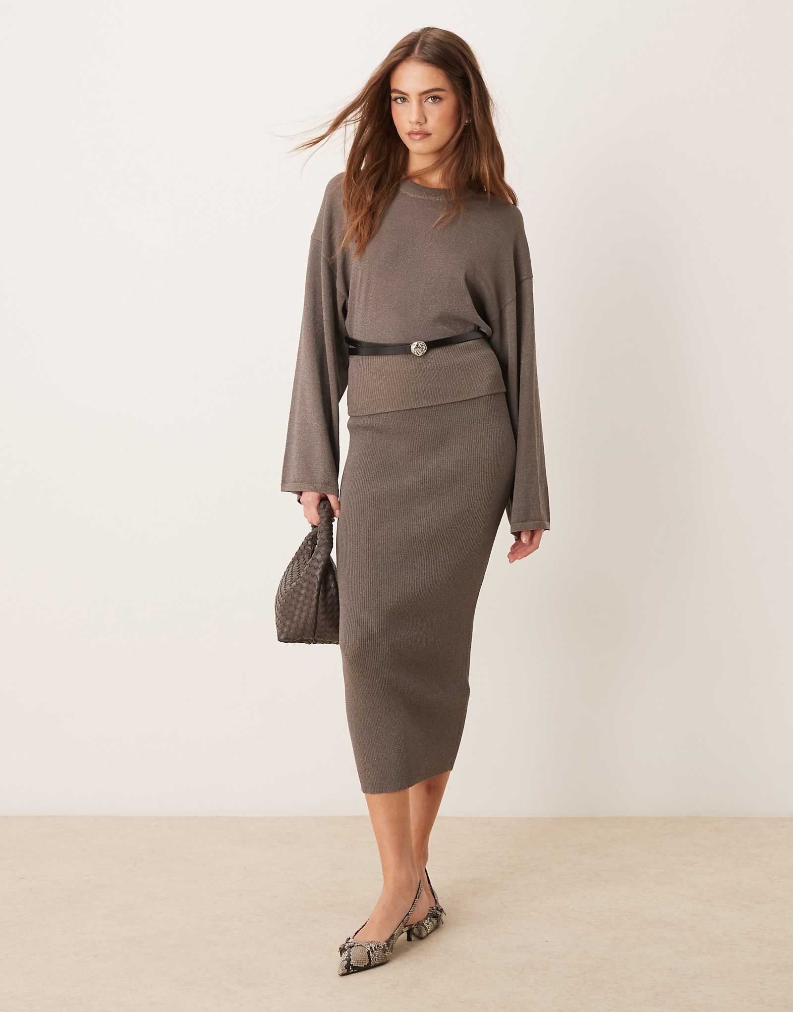 Макси-юбка из тонкой трикотажной ткани цвета металлик от Gina Tricot темно-бежевого цвета - часть комплекта 9590₽