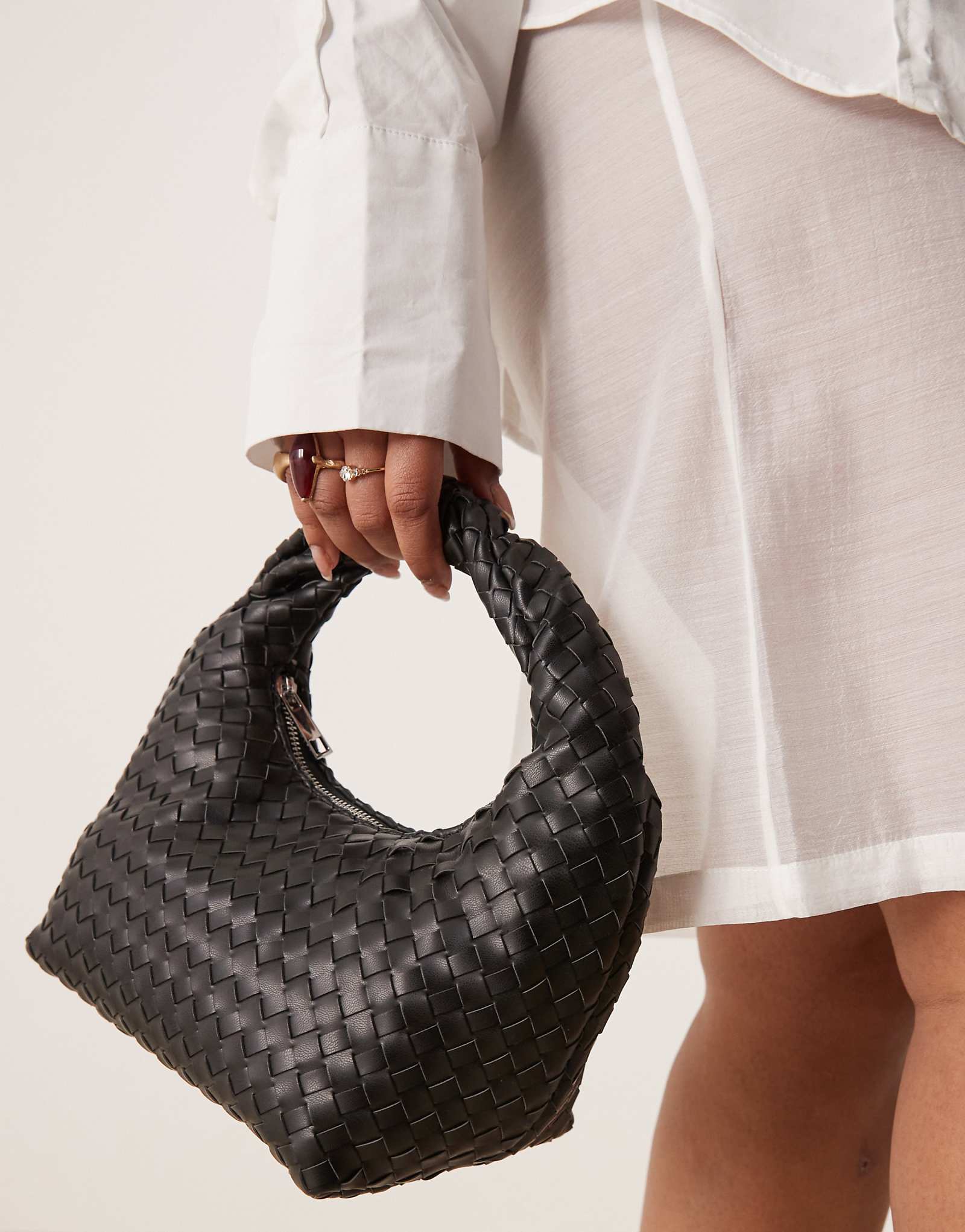 Объемная сумка через плечо из трикотажа Gina с витым ремешком черного цвета 9990₽