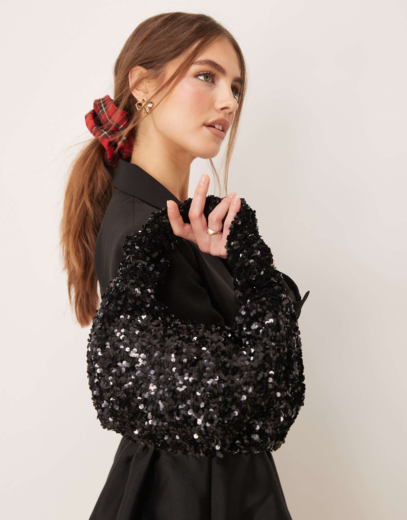 Черная мини-сумка Gina Tricot из трикотажа с напуском и блестками 11490₽