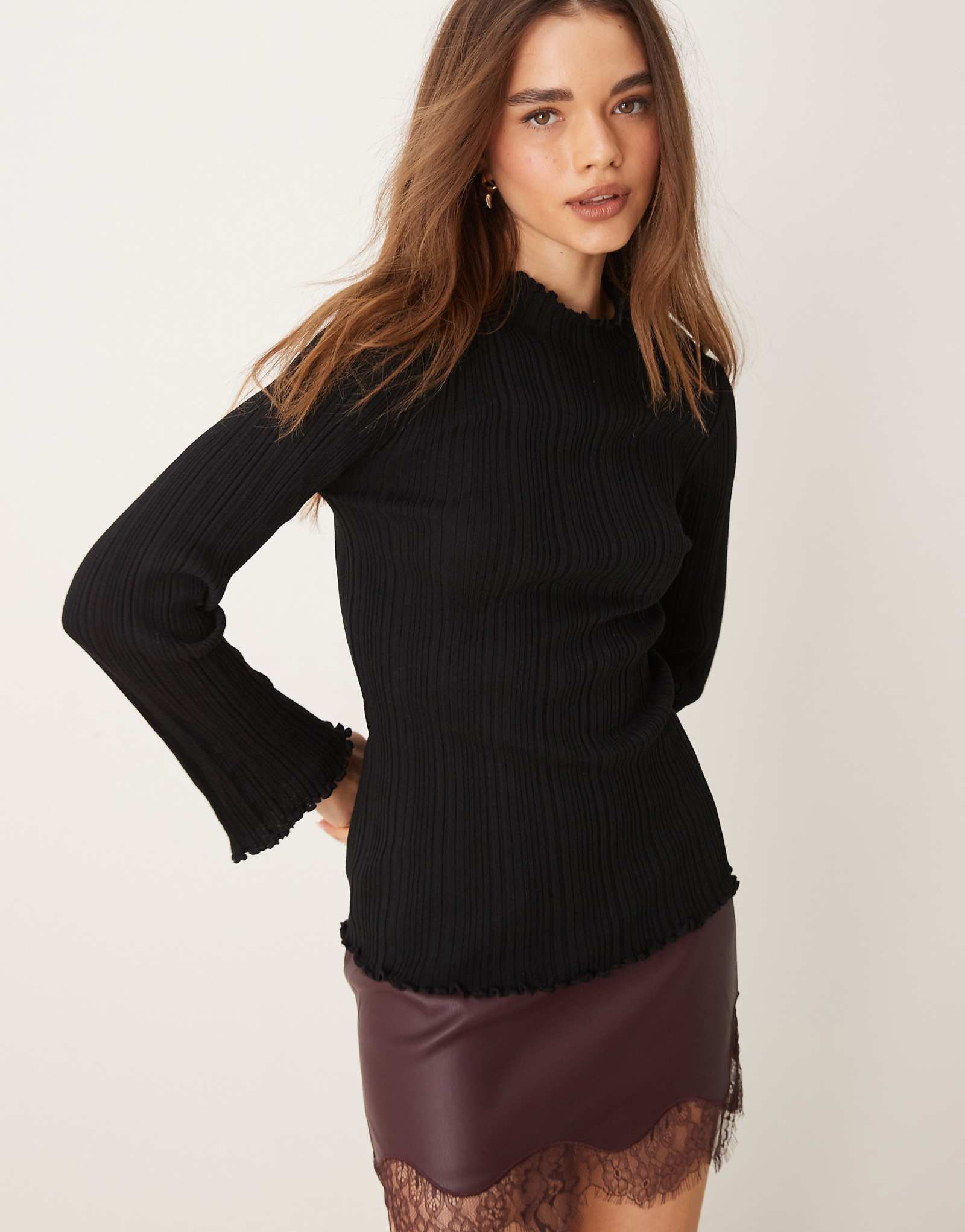 Трикотажный топ в рубчик из трикотажа Gina Tricot с длинным рукавом гофрированным воротом и манжетами черного цвета 9290₽