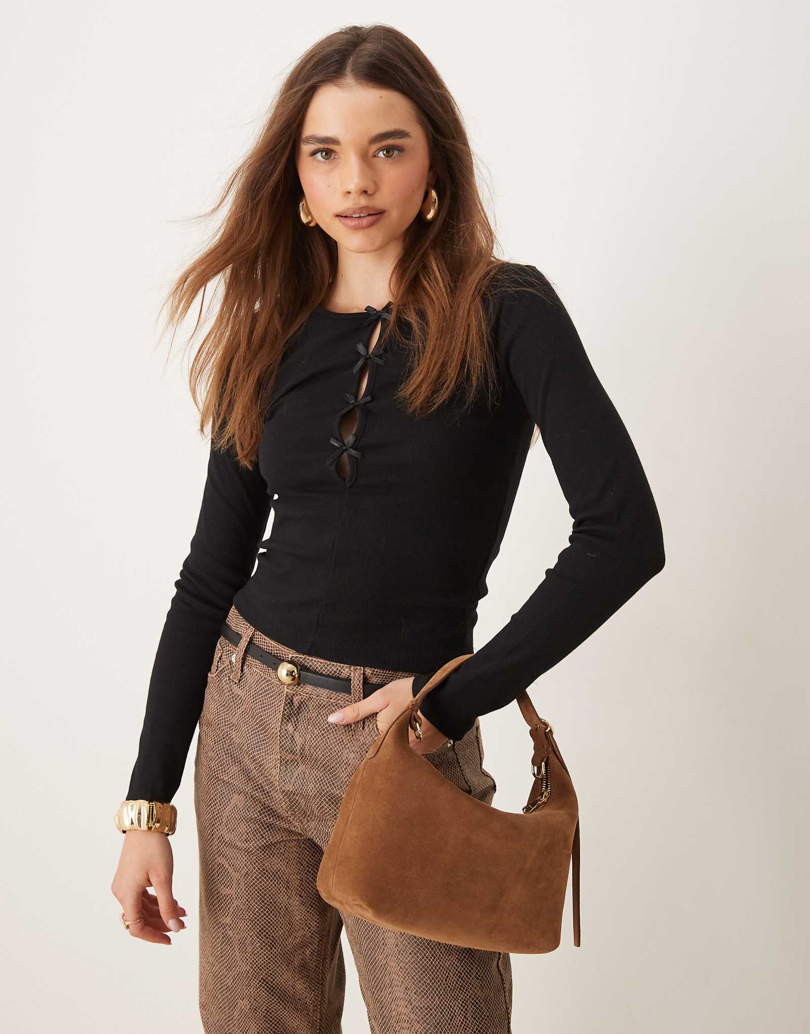 Трикотажный топ Gina Tricot с длинным рукавом и завязкой-бабочкой спереди черного цвета 8490₽