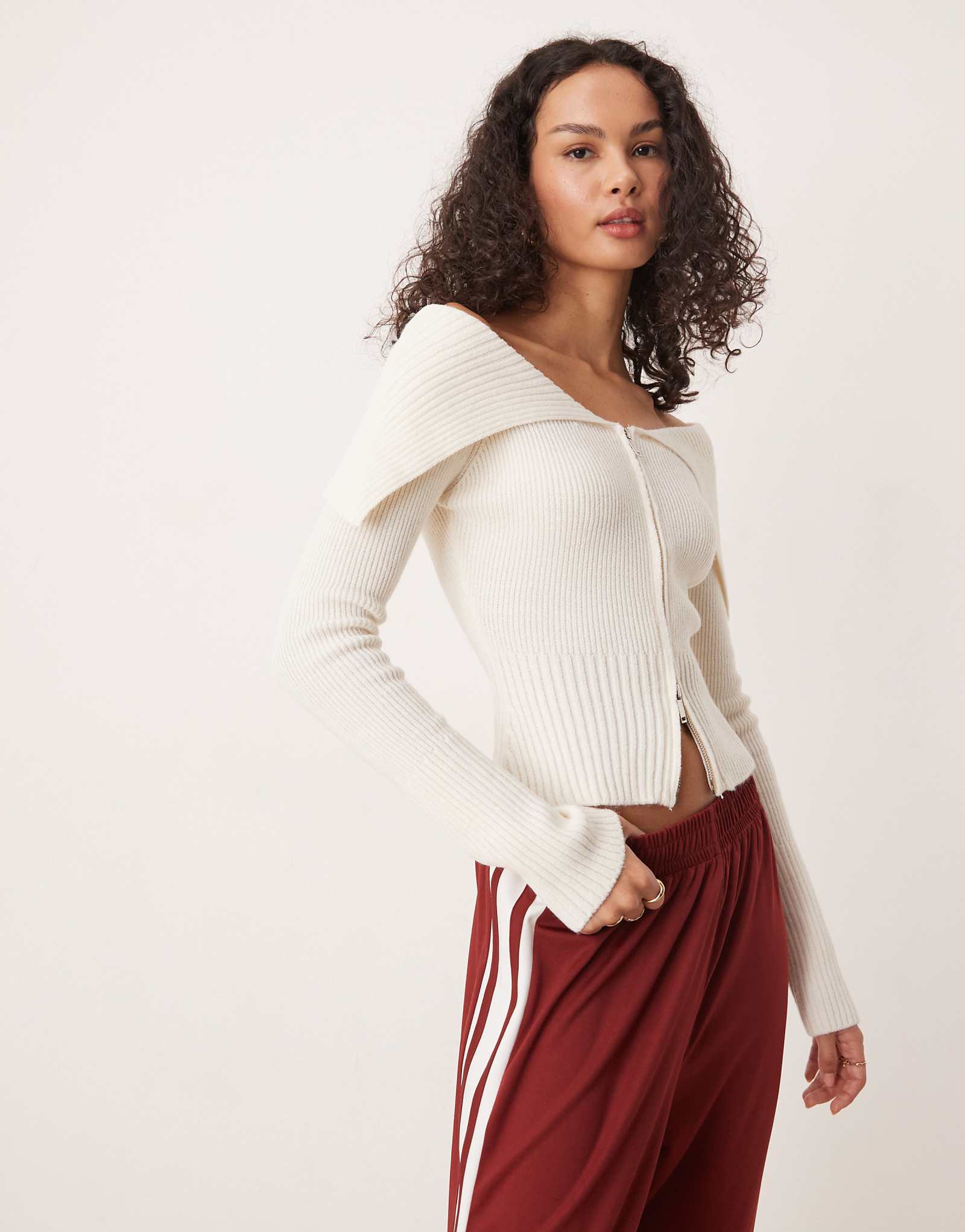 Кардиган GINA TRICOT из трикотажа в рубчик на молнии спереди с воротником с открытыми плечами кремового цвета 2290₽