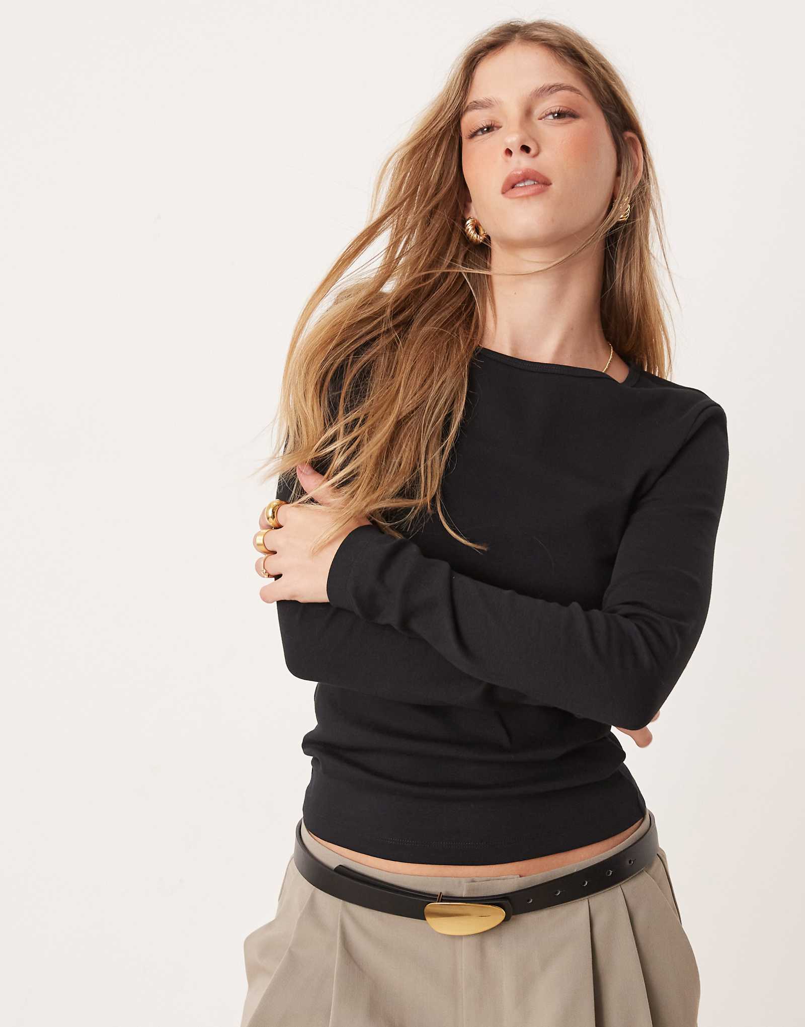 Черный топ из трикотажа Gina Tricot с круглым вырезом в рубчик и длинными рукавами 3190₽