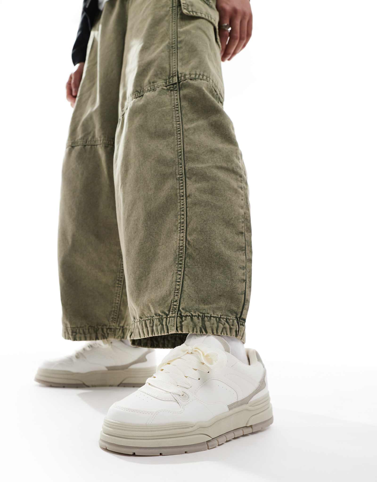 Белые кроссовки Bershka на толстой подошве 8090₽