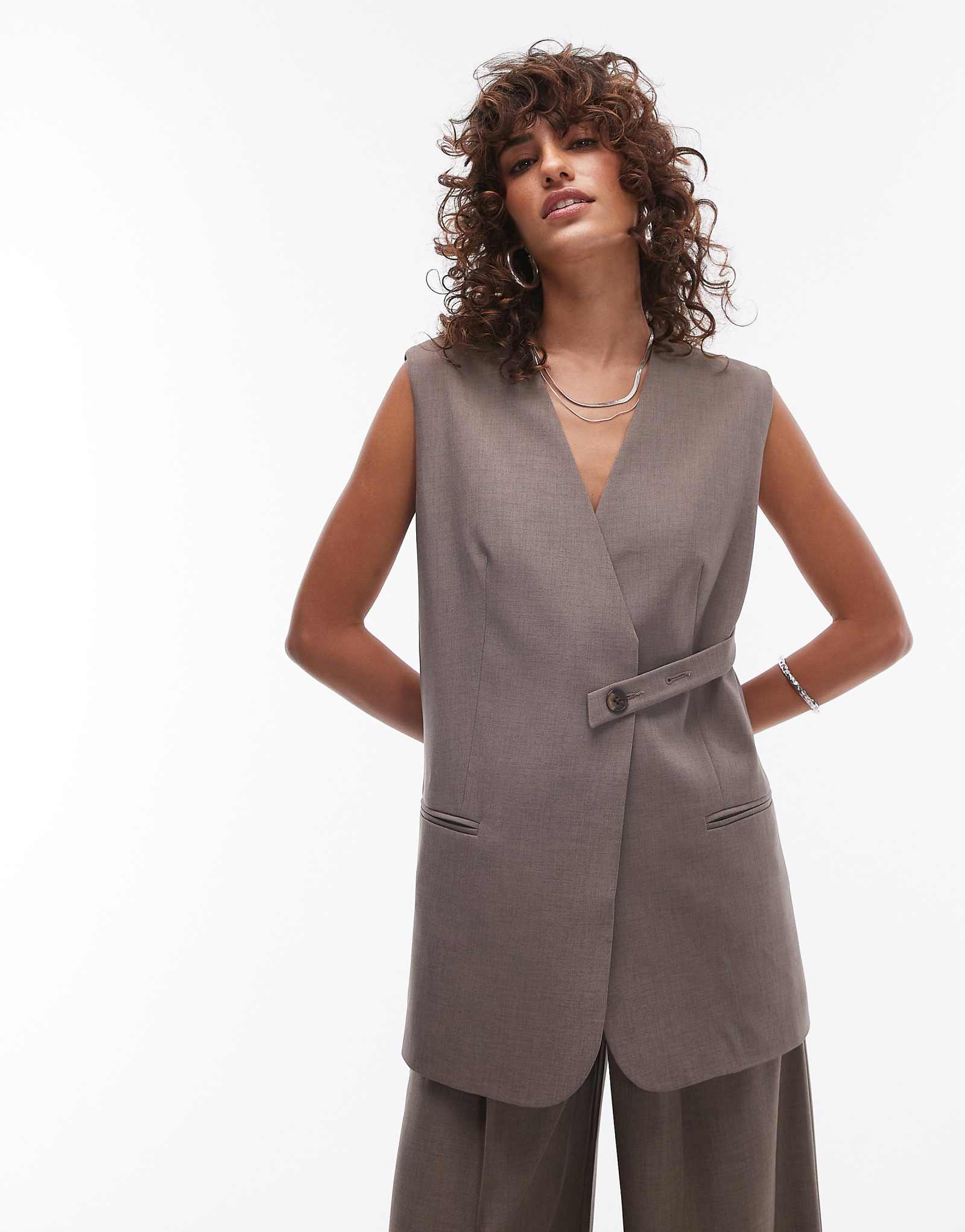 Жилет без рукавов Topshop с отделкой из пуговиц песочного цвета - часть комплекта 14290₽