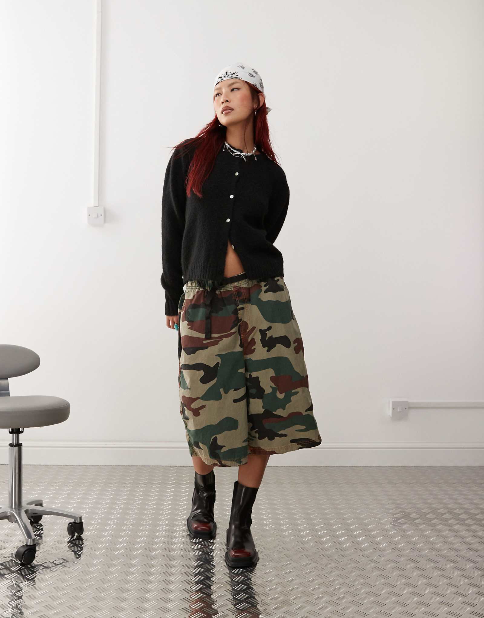 Приталенный кардиган из пушистой вязки на пуговицах спереди с длинным рукавом Monki черного цвета с пышными рукавами 7590₽