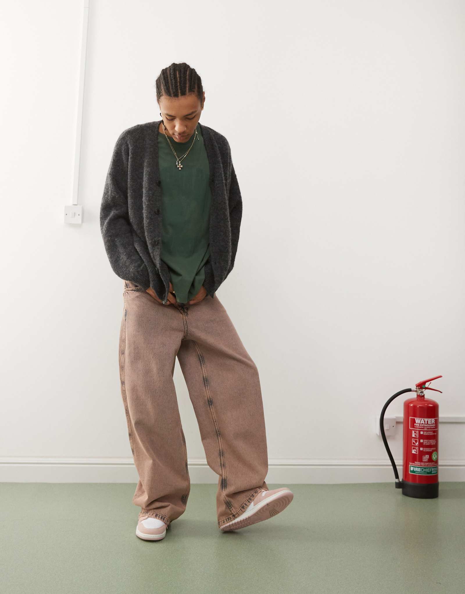 Кардиган из полушерстяной ткани оверсайз в стиле Будний боб черного меланжа 12290₽