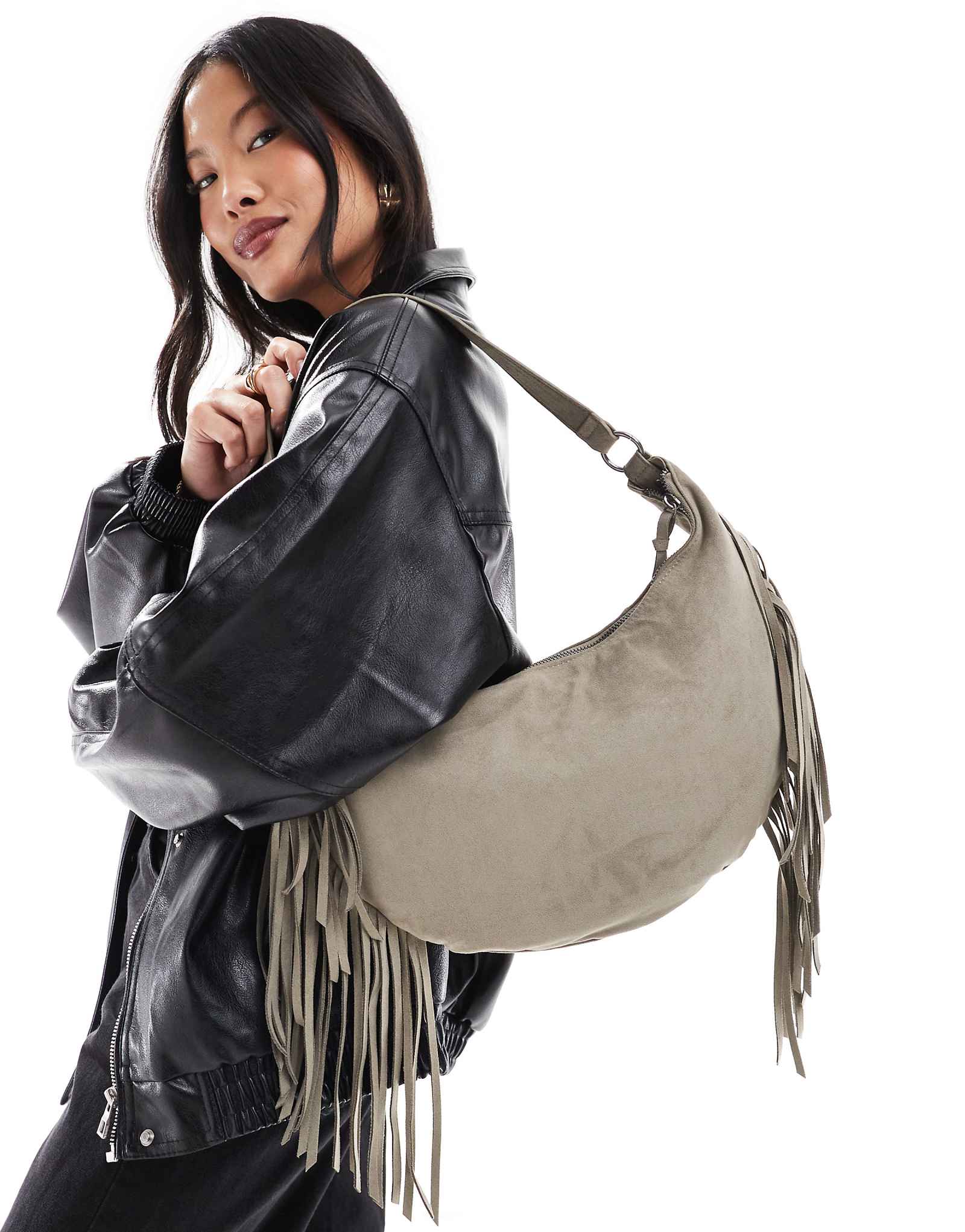 Округлая сумка из искусственной замши в стиле бохо с кисточками Pull-Bear цвета хаки 4390₽