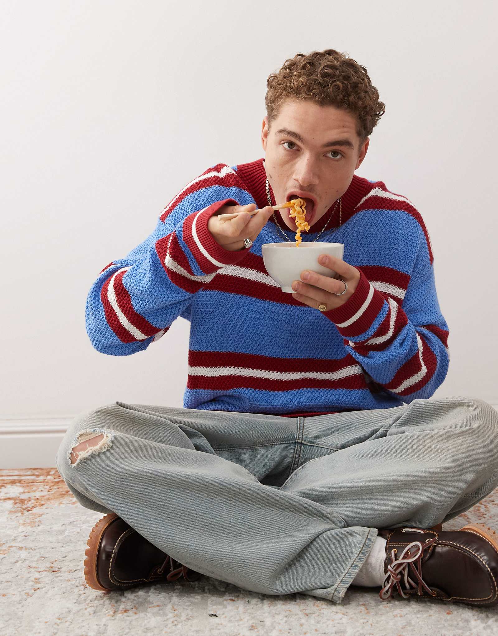 Вязаный свитер в красную полоску оверсайз COLLUSION синего цвета 4890₽