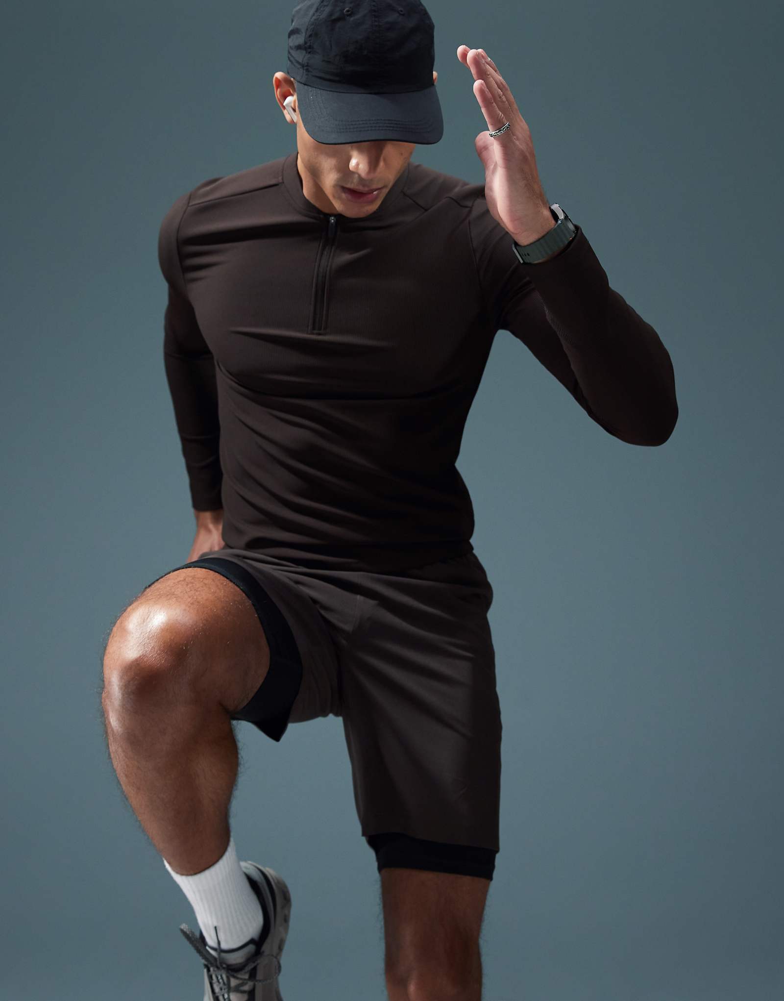 Тренировочный топ ASOS 4505 active rib slim fit с длинным рукавом и застежкой-молнией темно-коричневого цвета 5690₽