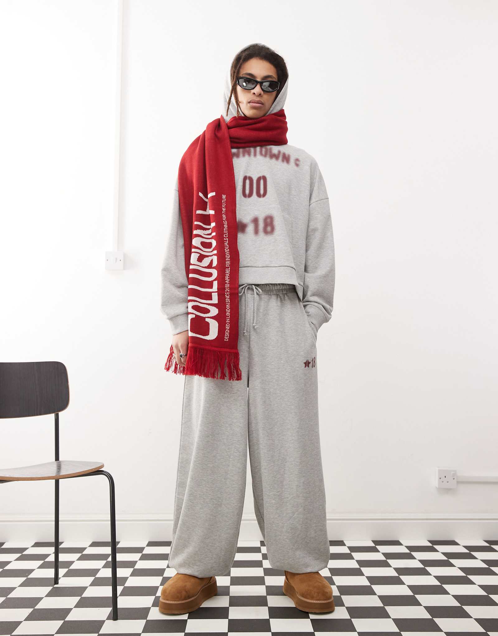 Спортивные брюки COLLUSION с завышенной талией и манжетами с бордовым принтом из серого вереска - часть комплекта 7490₽