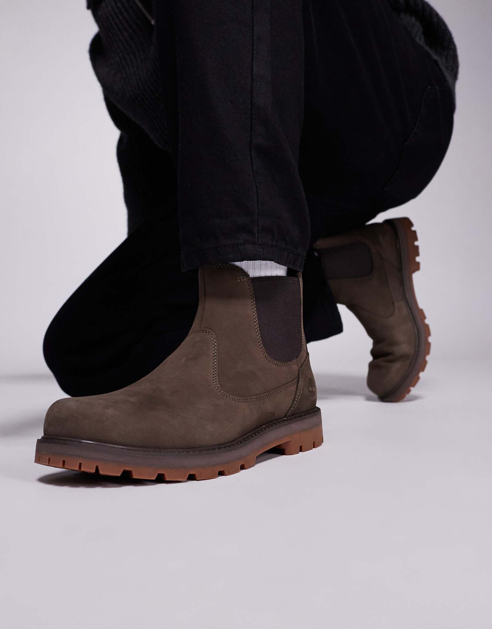 Ботинок Timberland britton road mid chelsea коричневого цвета 18690₽