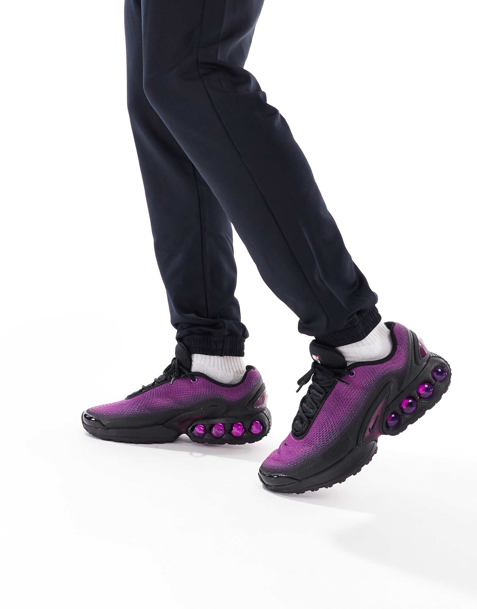 Кроссовки Nike Air Max DN фиолетового и черного цветов 22690₽