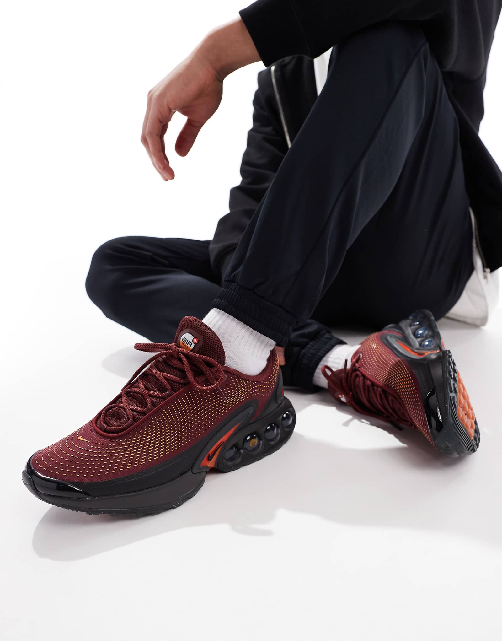 Кроссовки Nike Air Max DN красного и черного цветов 19890₽