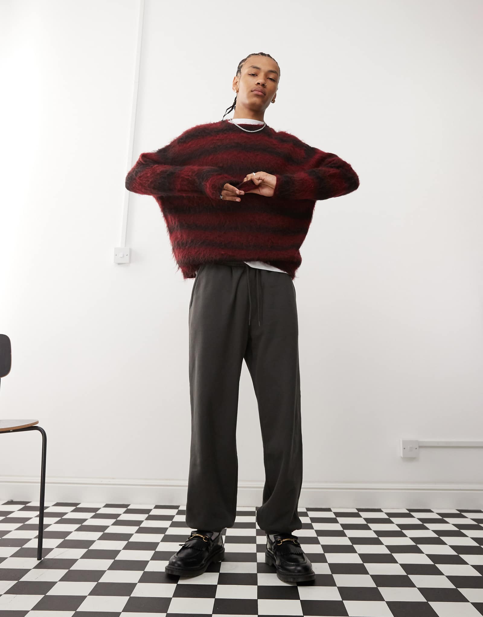 Повседневные спортивные брюки не совсем черного цвета 7590₽