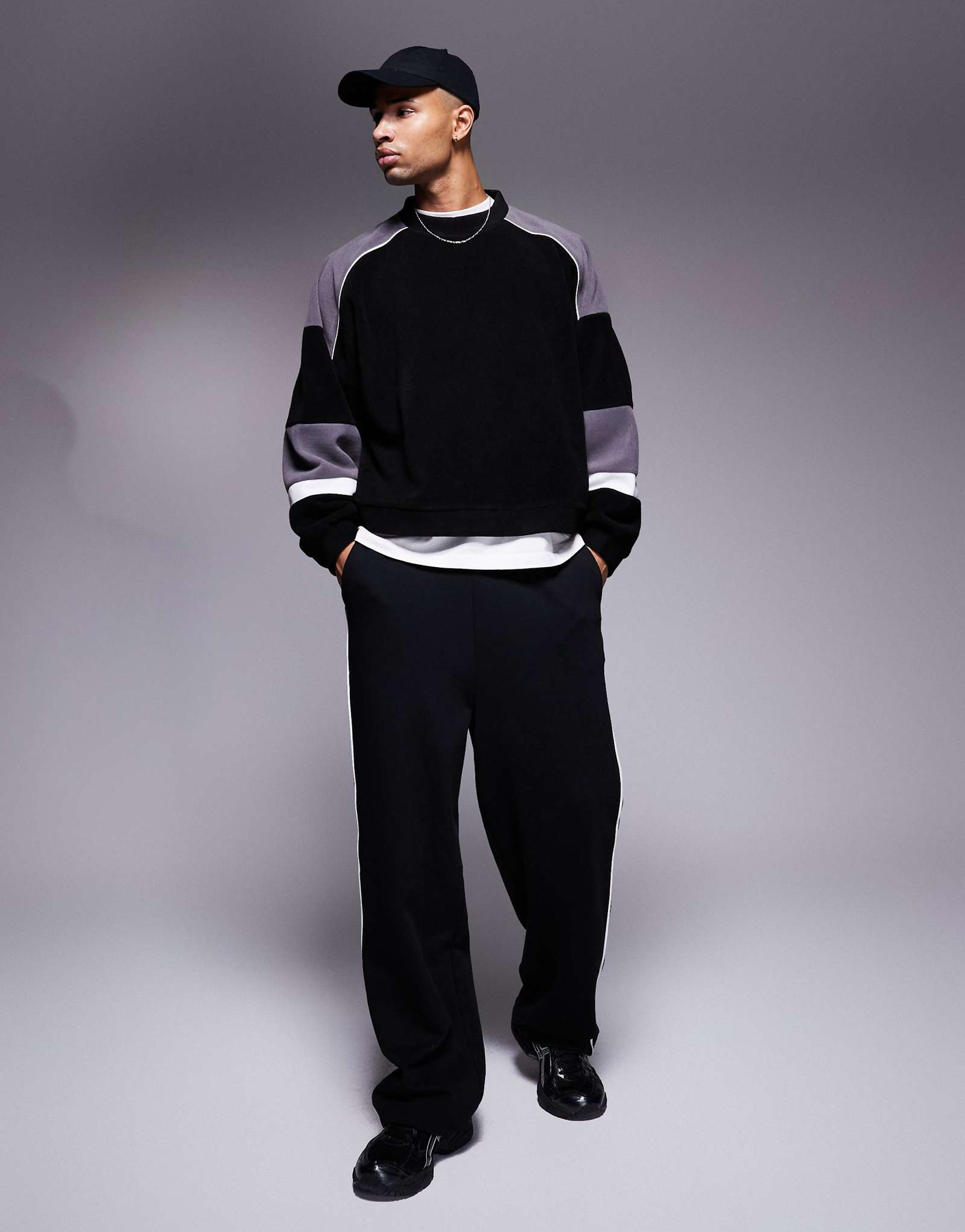 Свитер ASOS DESIGN extreme oversize с цветными блоками из черного серого и белого флиса 5590₽