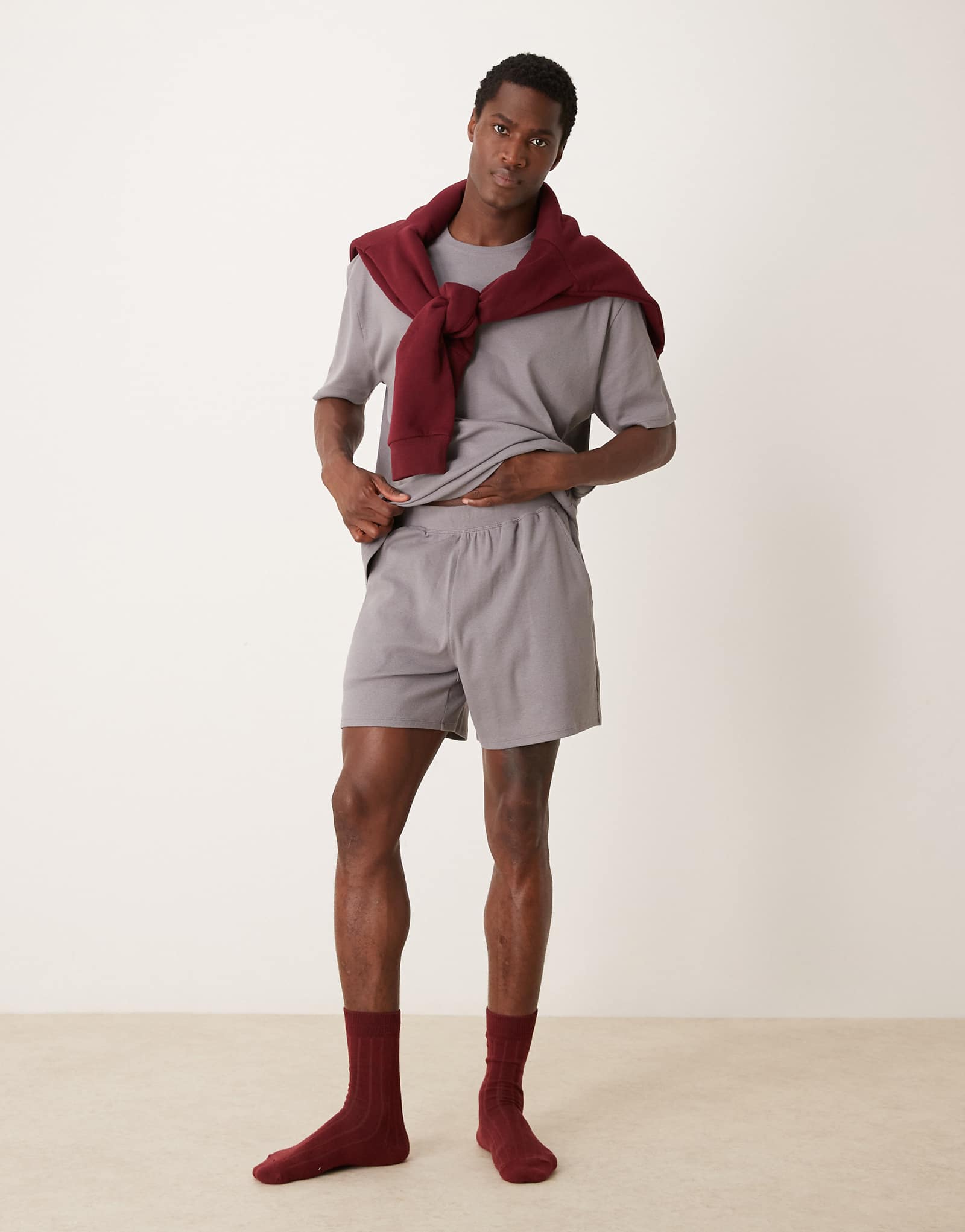 Дизайнерская капсульная коллекция ASOS в непринужденном стиле - футболка и шорты для отдыха светло-серого цвета 6490₽