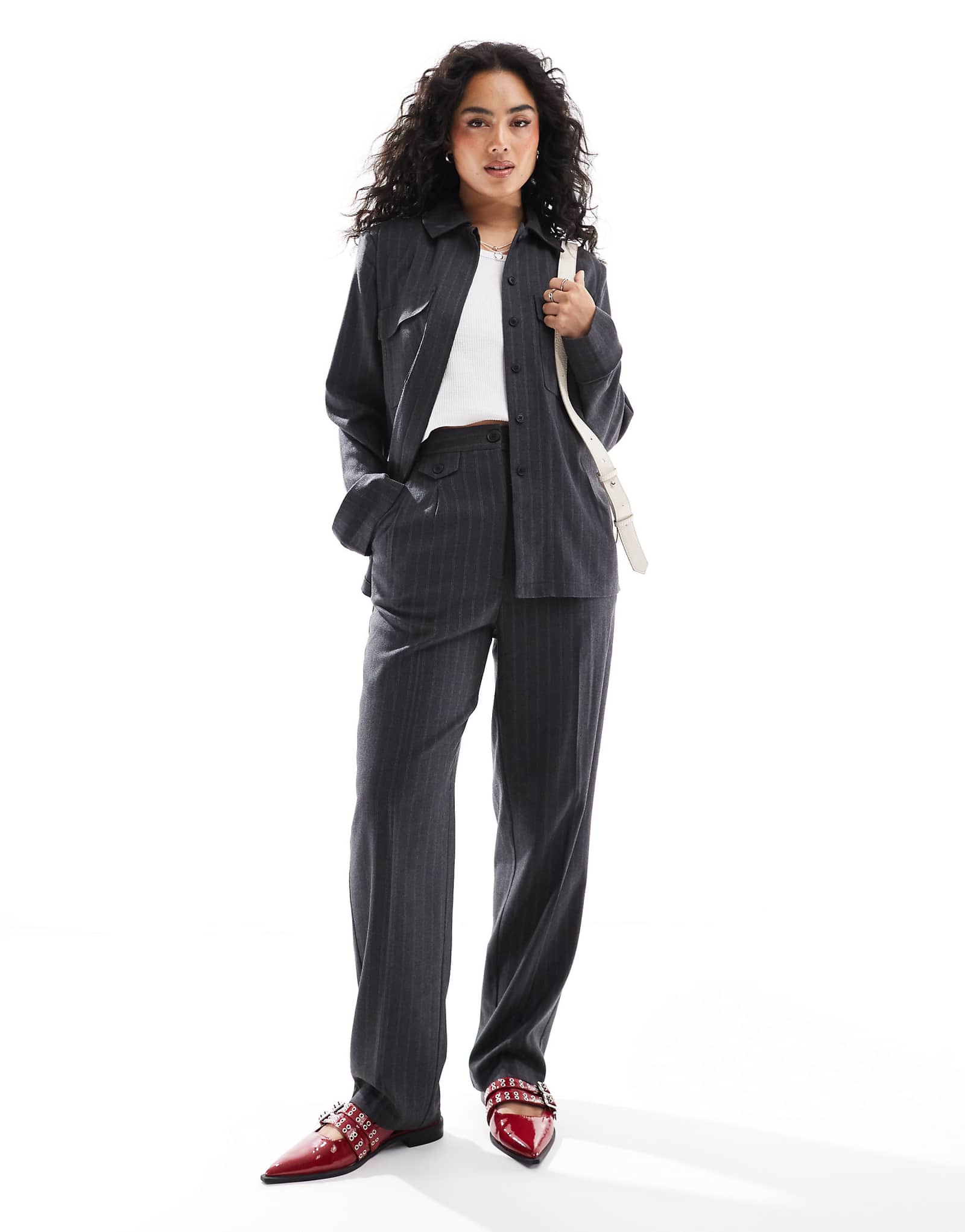 Брюки прямого кроя в угольную полоску выполненные по индивидуальному заказу ASOS DESIGN с застежкой на пуговицы 3490₽