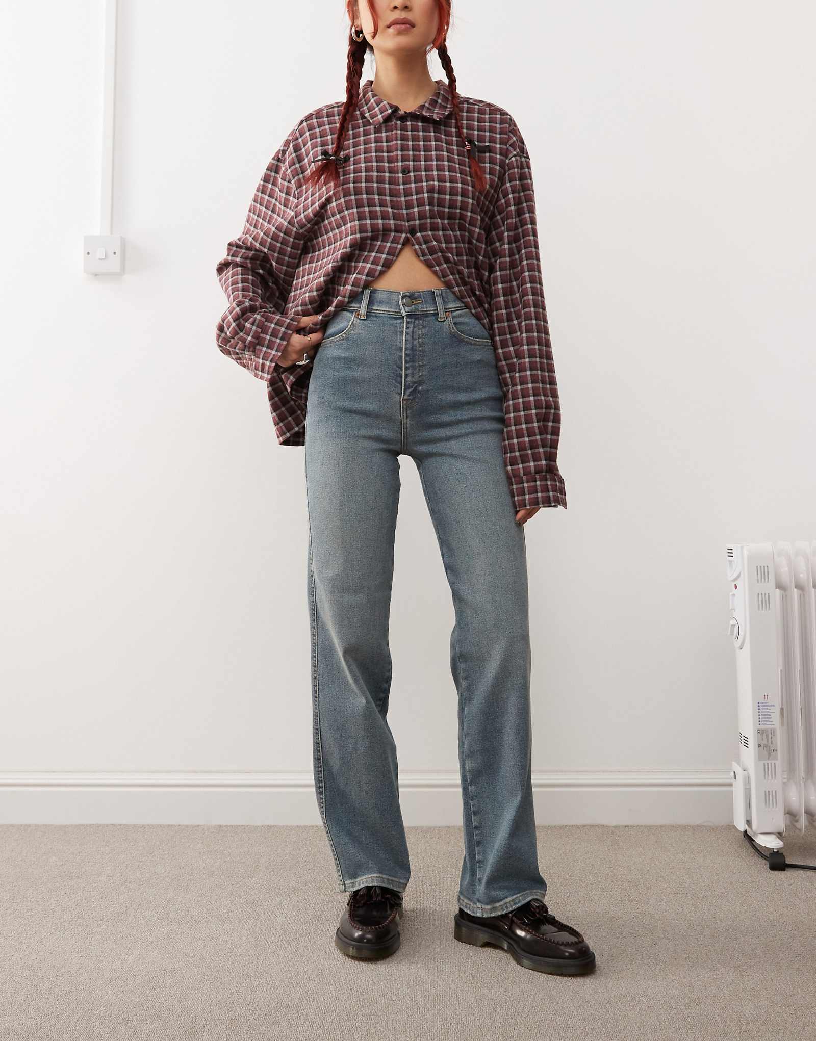 Джинсы Dr Denim Moxy с прямыми штанинами и небесно-голубым подолом 8990₽