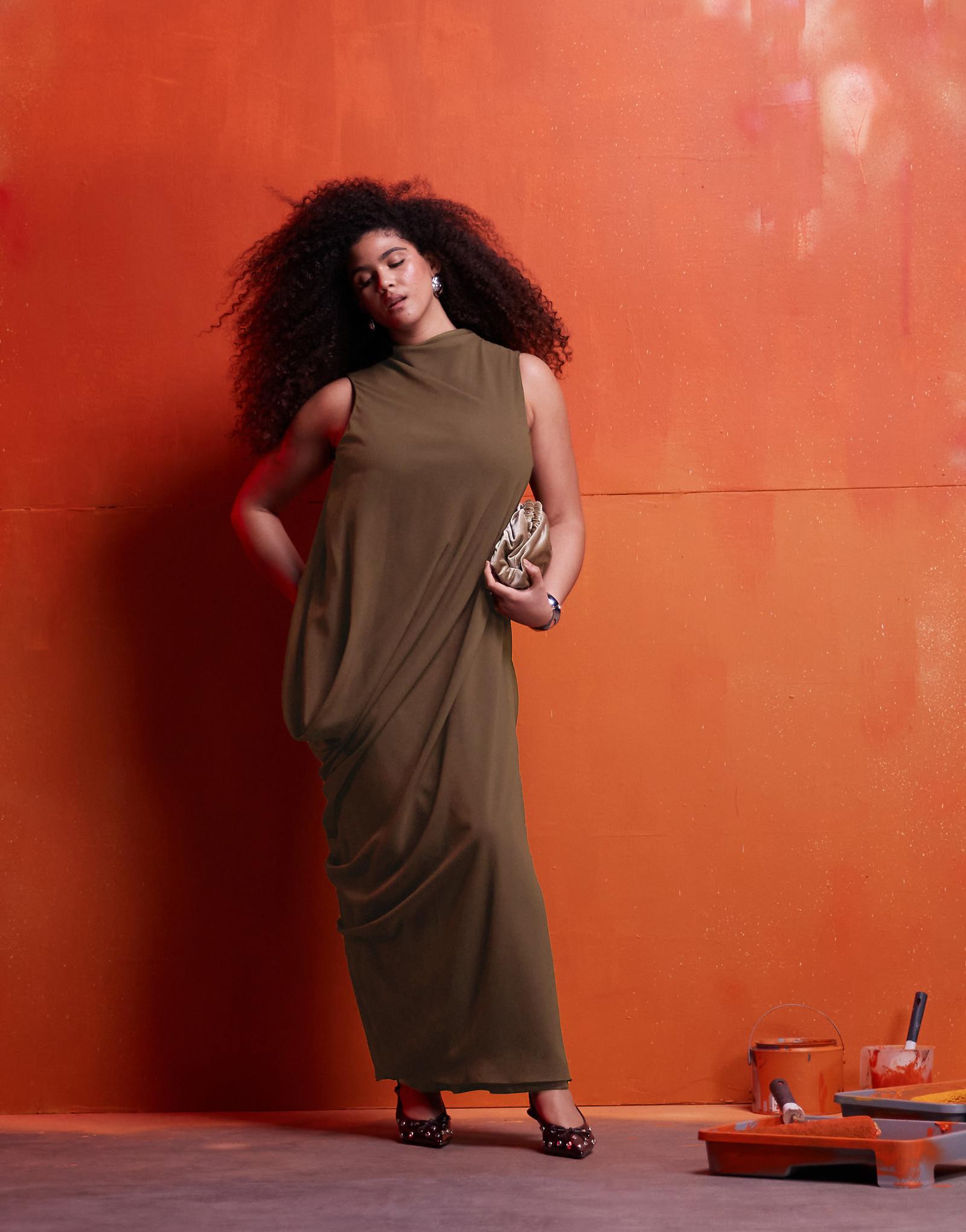 Асимметричное прозрачное платье без рукавов ASOS DESIGN Curve светло-коричневого цвета 3990₽